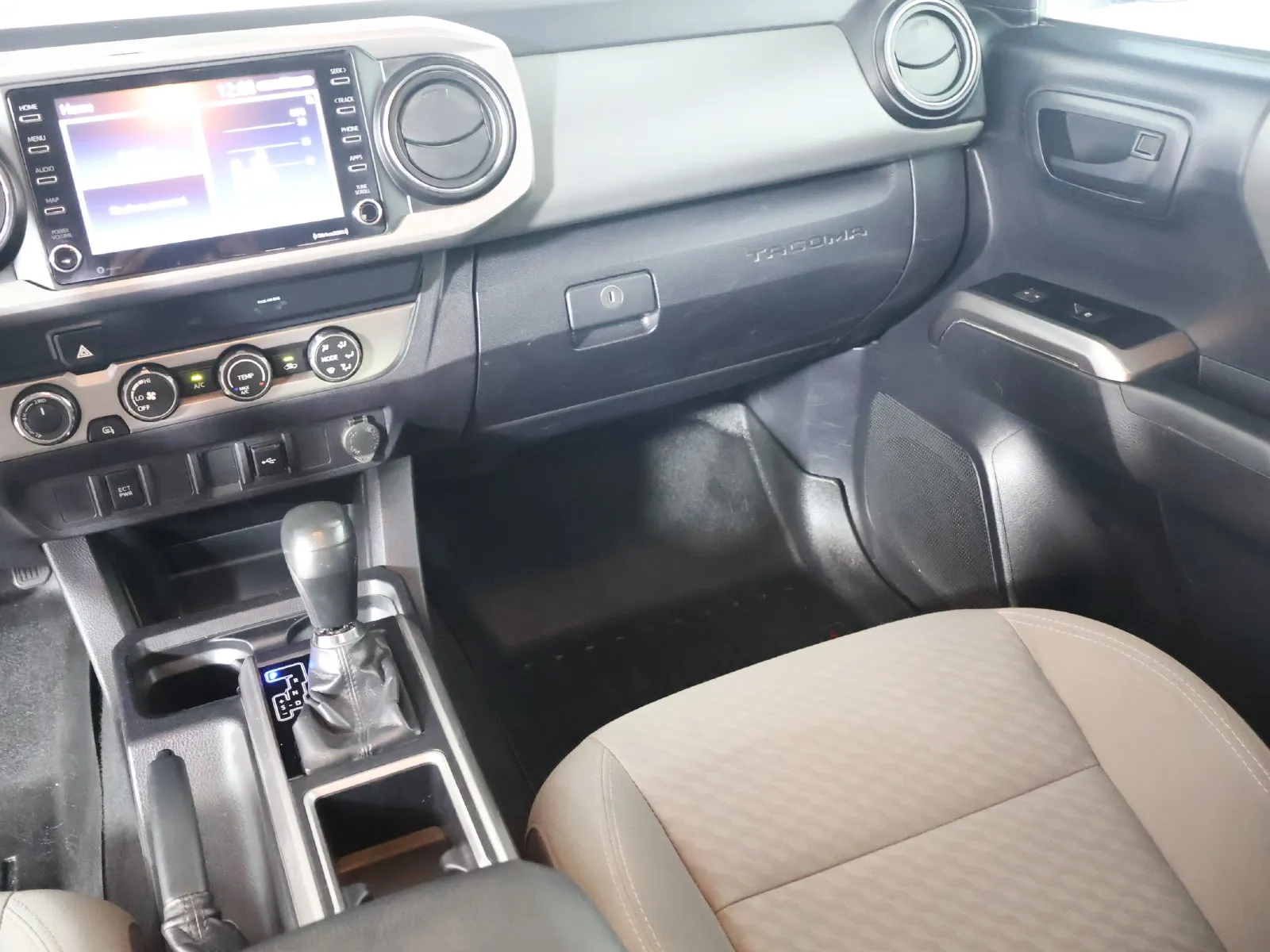 Toyota Tacoma photo 29