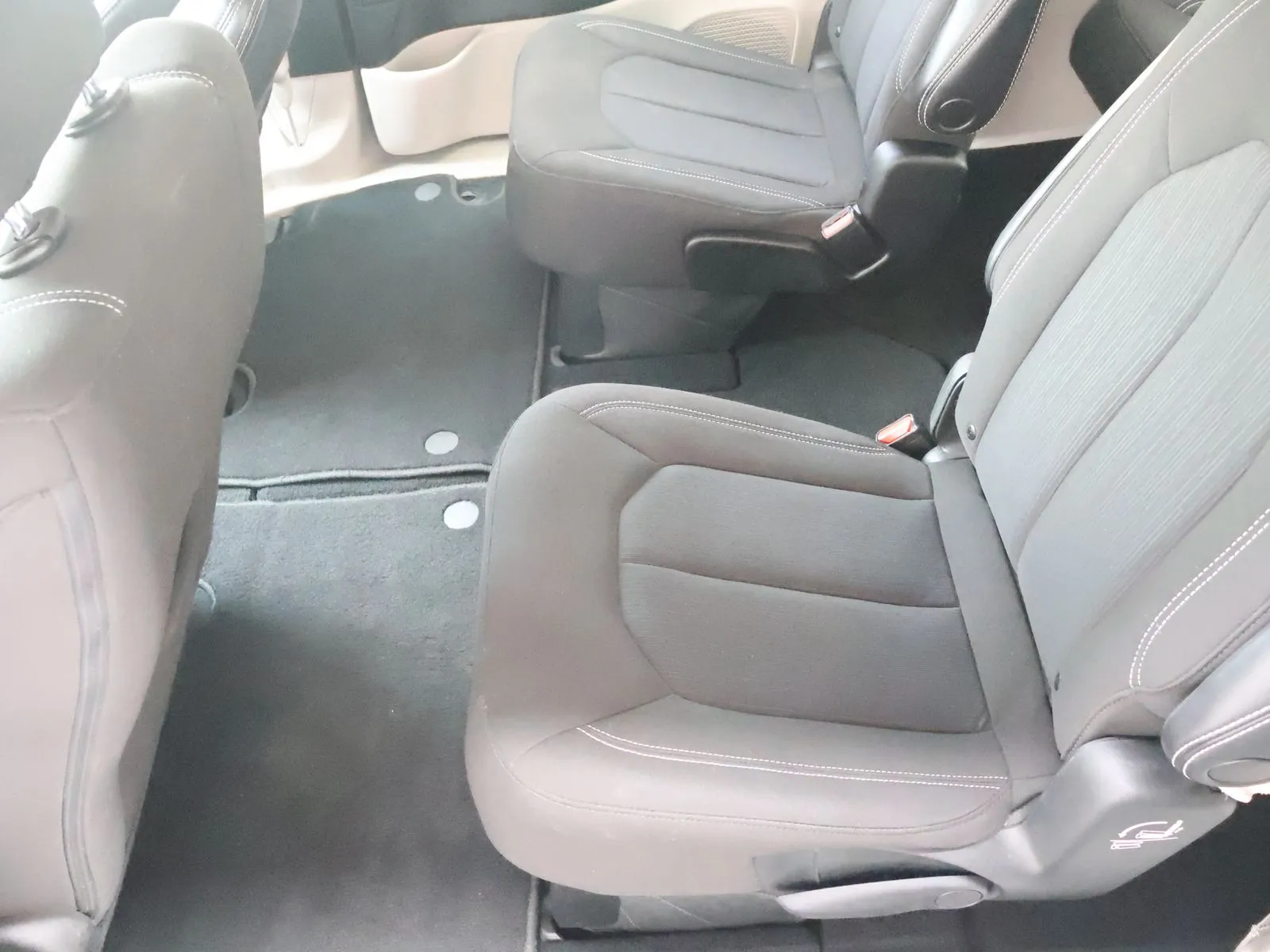 2023 Chrysler Voyager LX - Photo 44