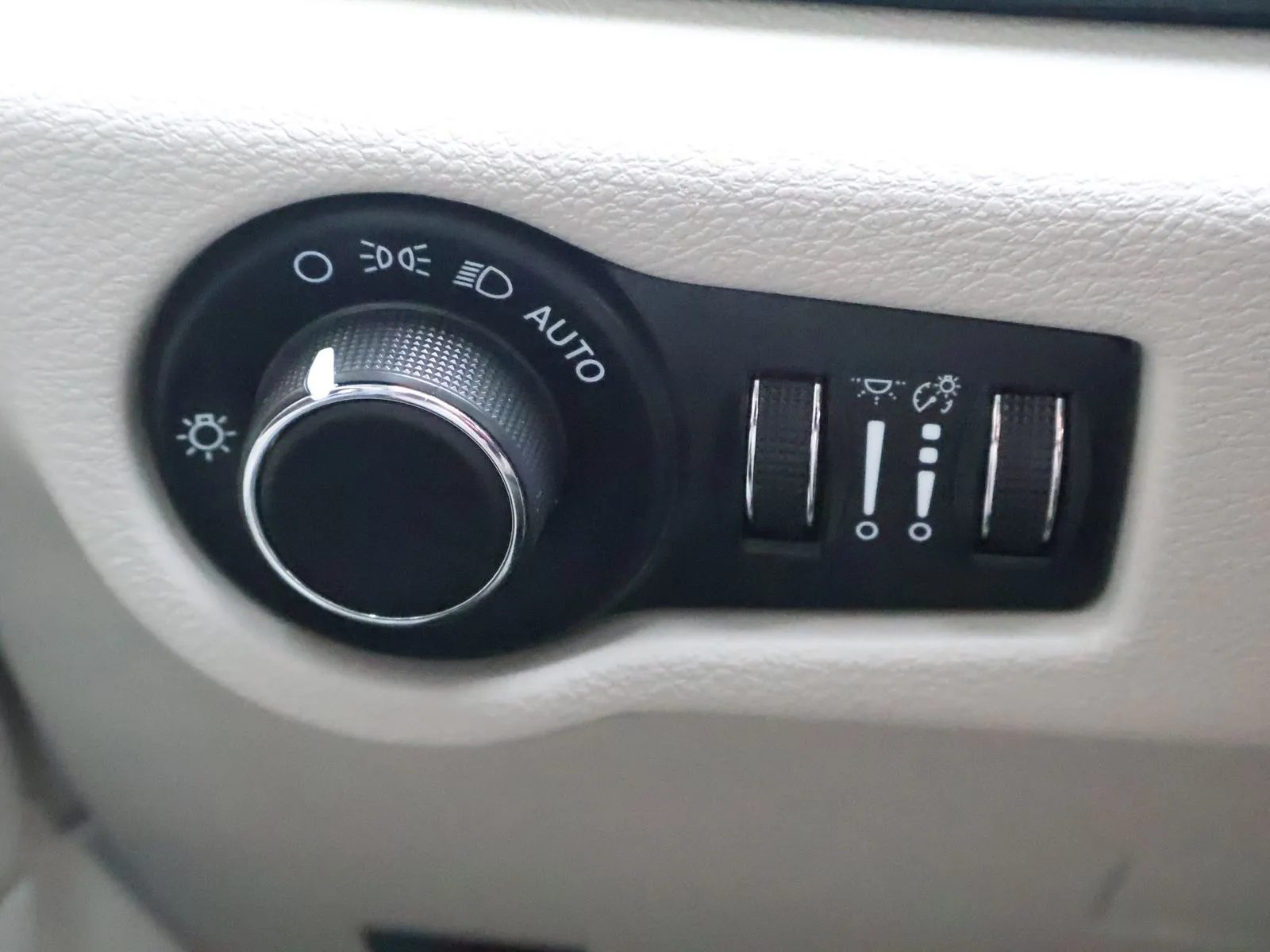 2023 Chrysler Voyager LX - Photo 34