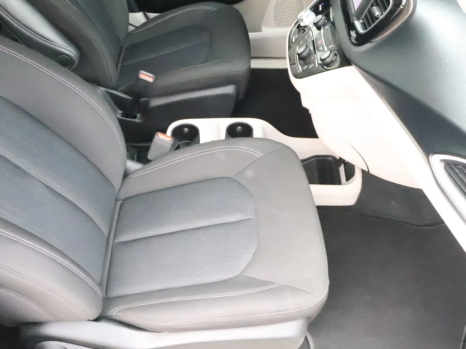 2023 Chrysler Voyager LX - Photo 51