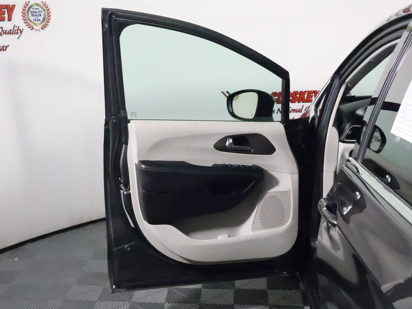 2023 Chrysler Voyager LX - Photo 20