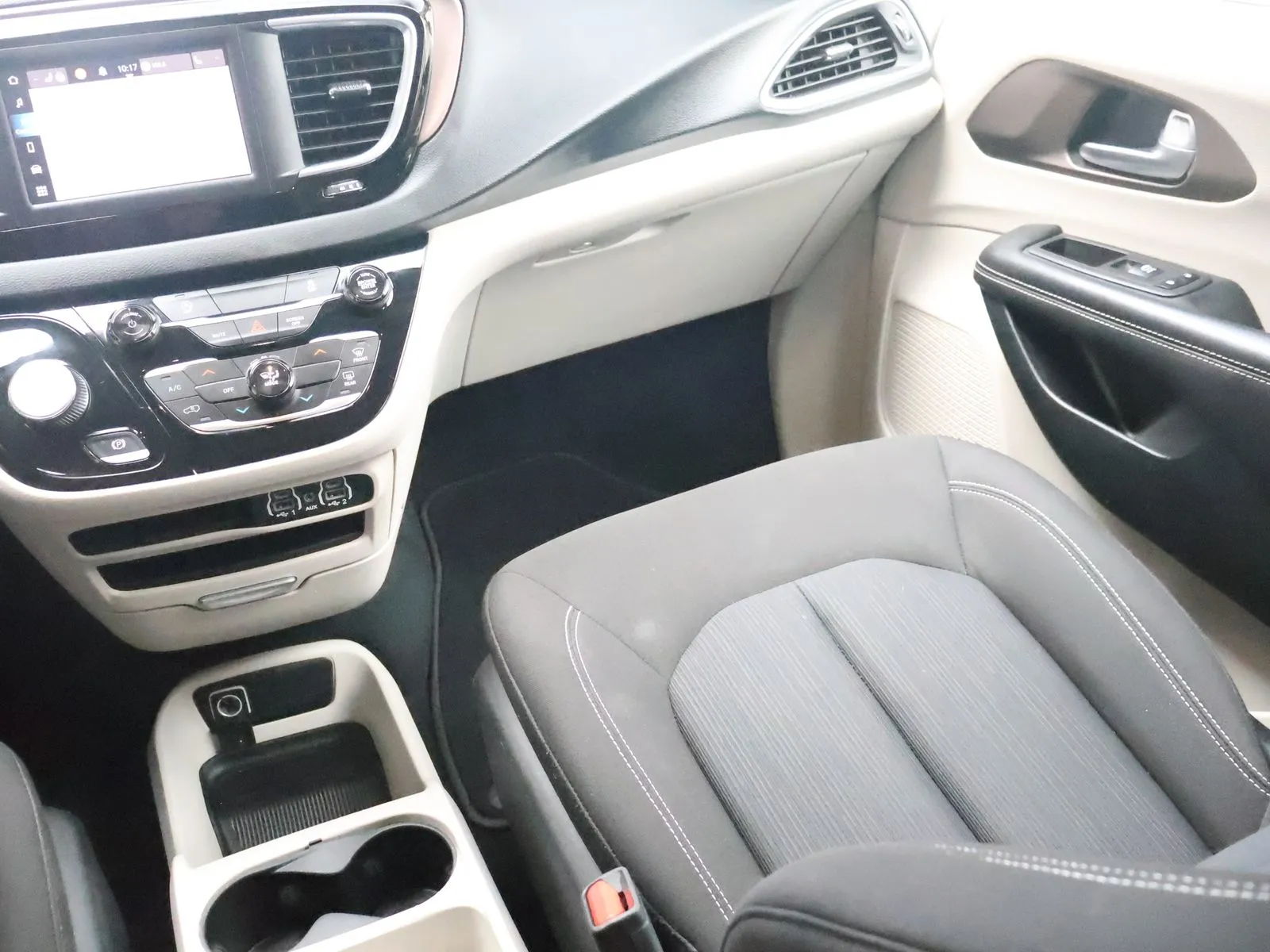 2023 Chrysler Voyager LX - Photo 27