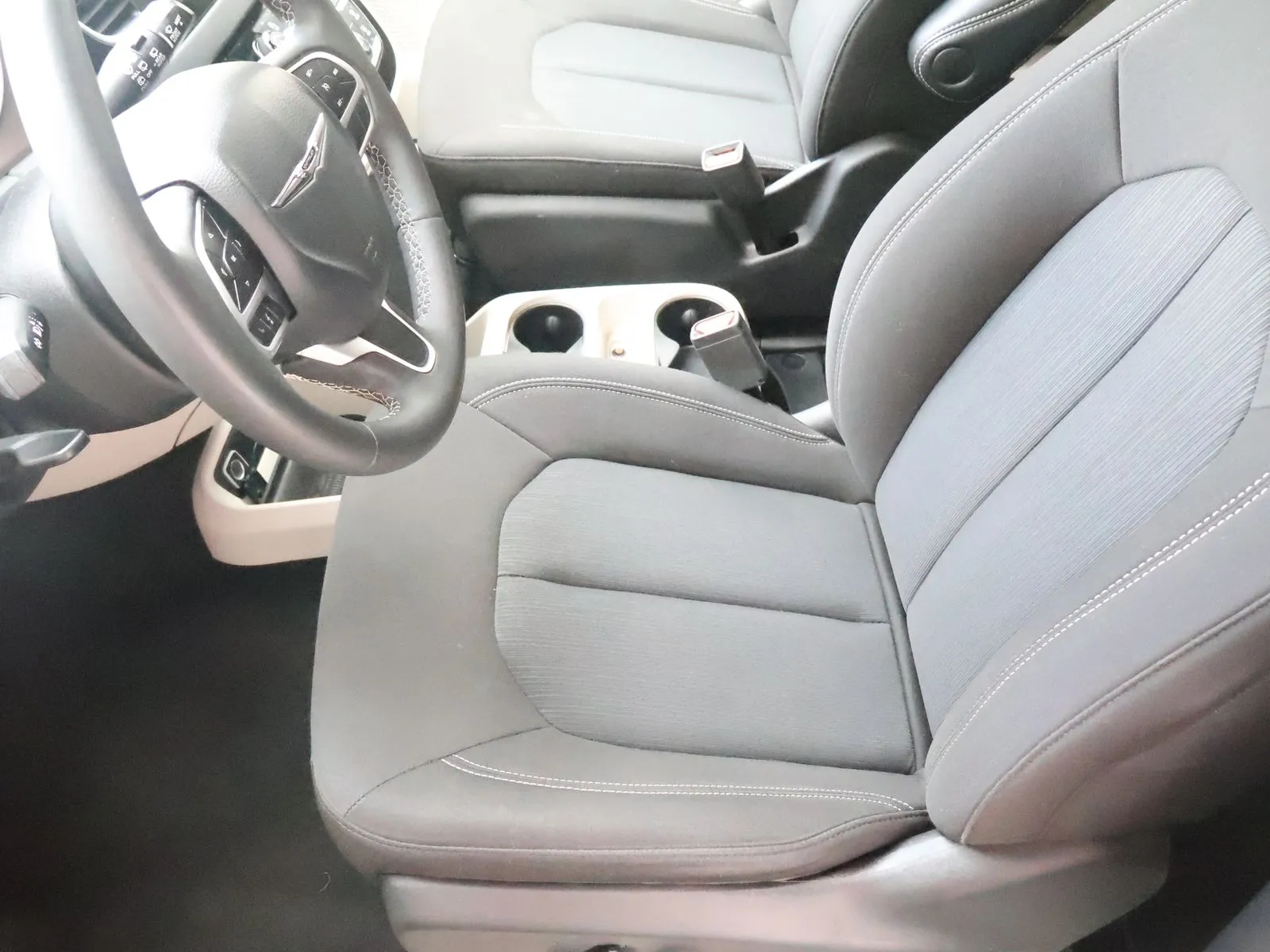 2023 Chrysler Voyager LX - Photo 23