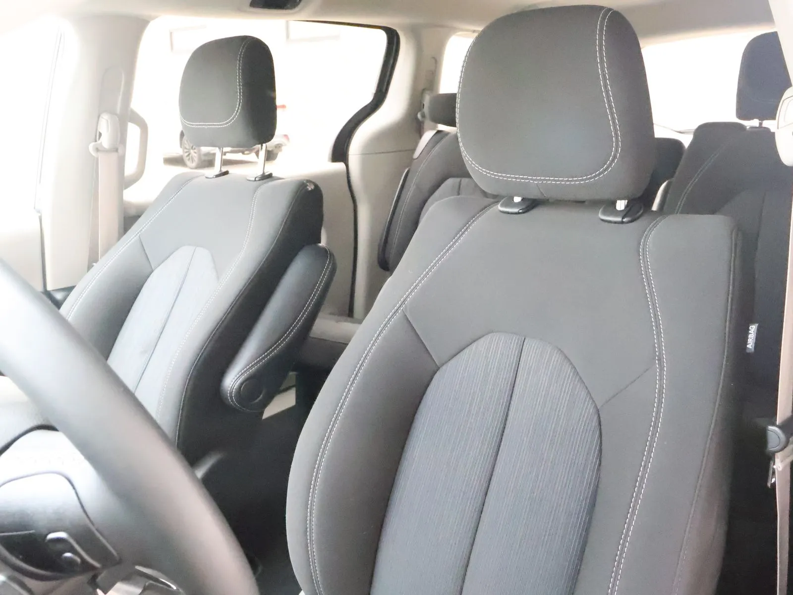 2023 Chrysler Voyager LX - Photo 24