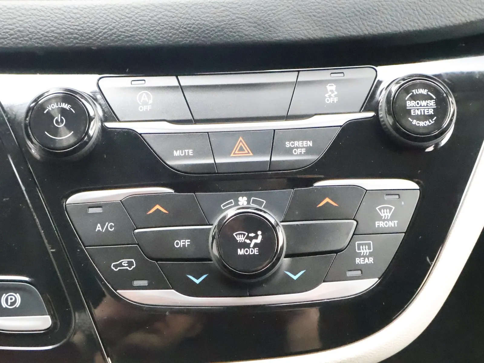 2023 Chrysler Voyager LX - Photo 38