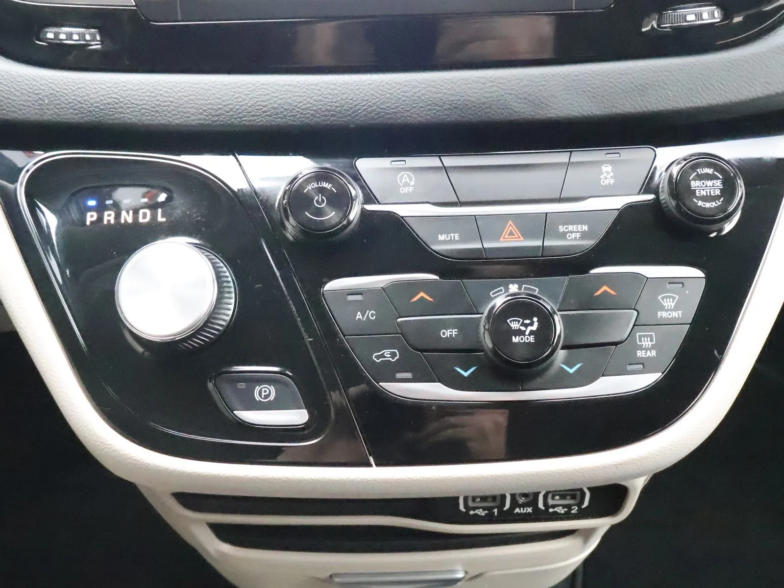 2023 Chrysler Voyager LX - Photo 37