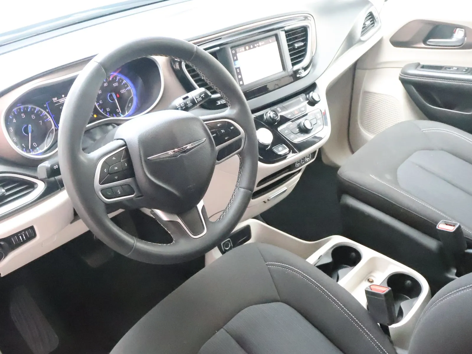 2023 Chrysler Voyager LX - Photo 22