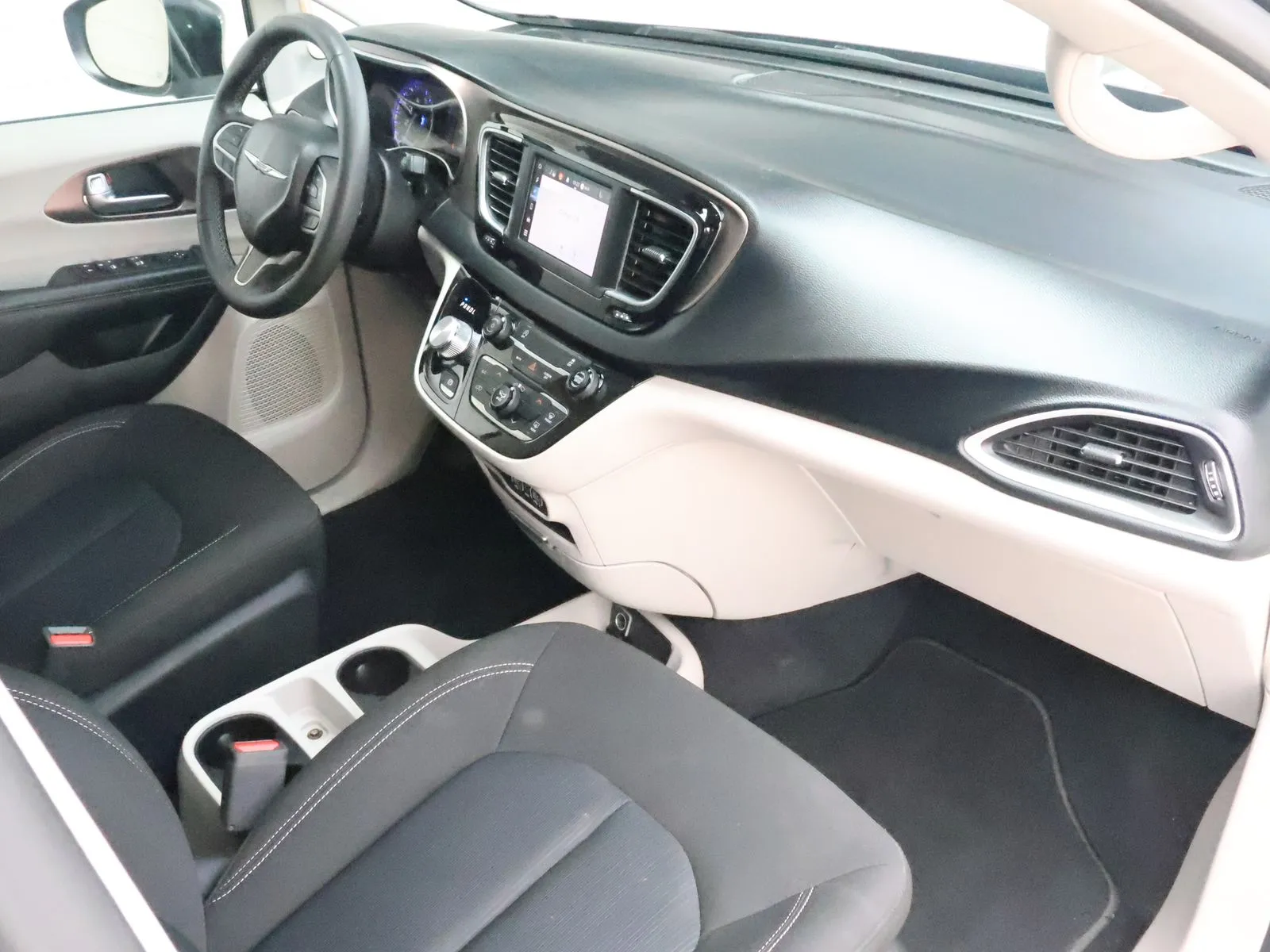 2023 Chrysler Voyager LX - Photo 50