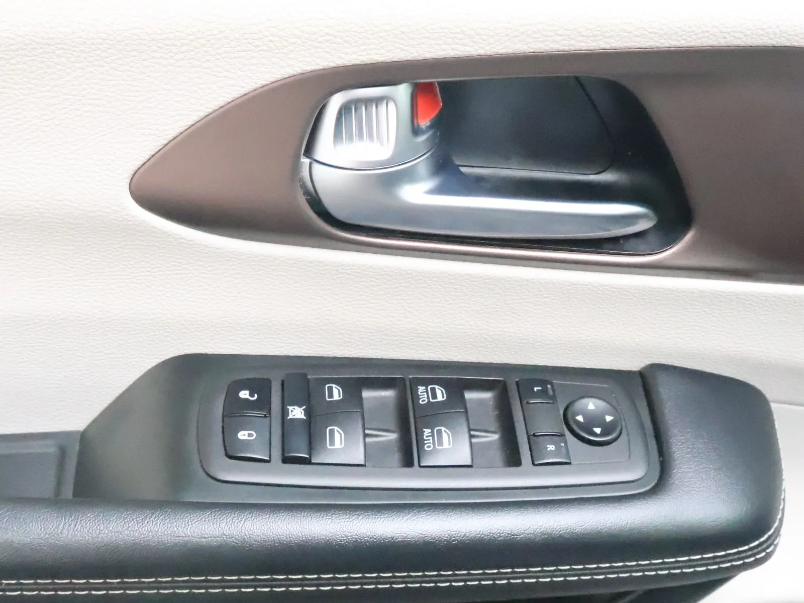 2023 Chrysler Voyager LX - Photo 29