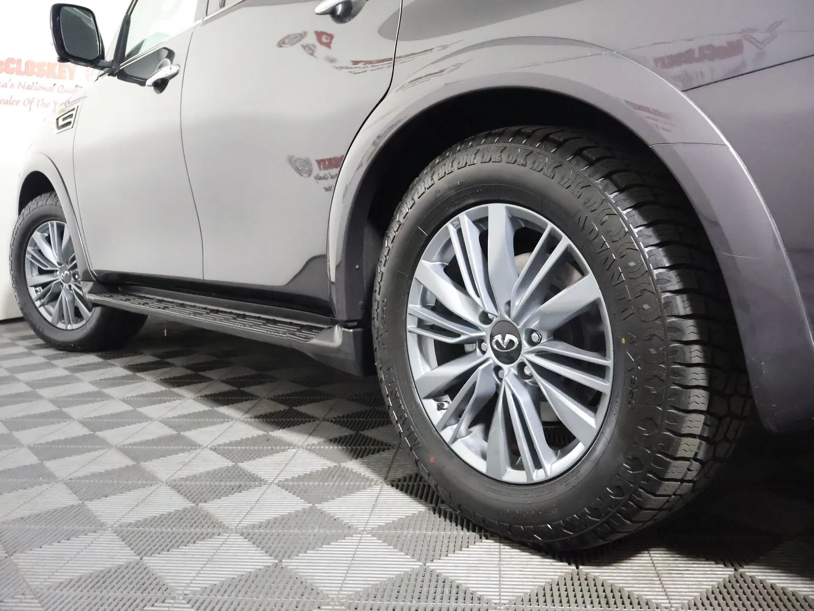 Infiniti QX80 photo 15