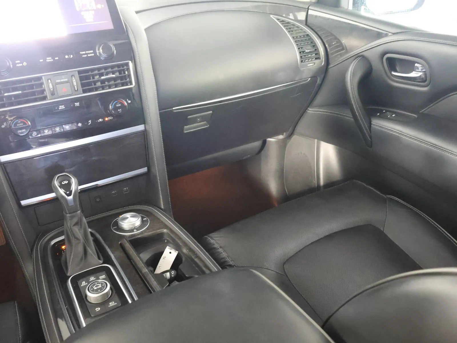 Infiniti QX80 photo 31