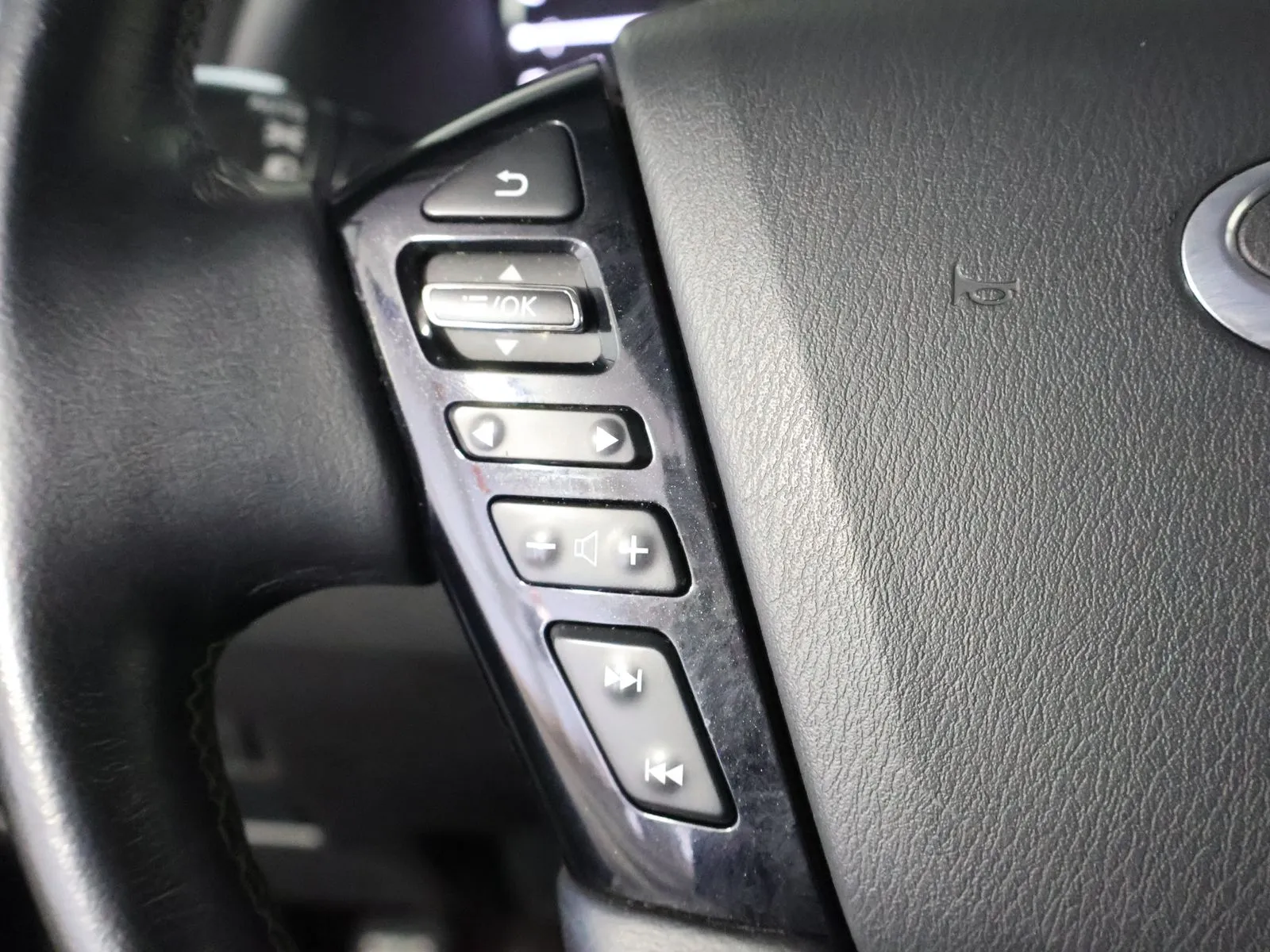 Infiniti QX80 photo 36