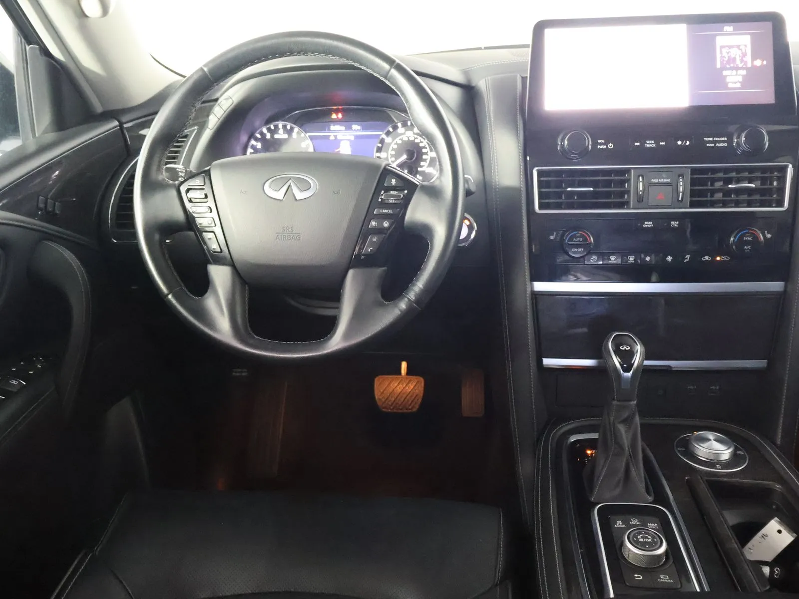 Infiniti QX80 photo 30