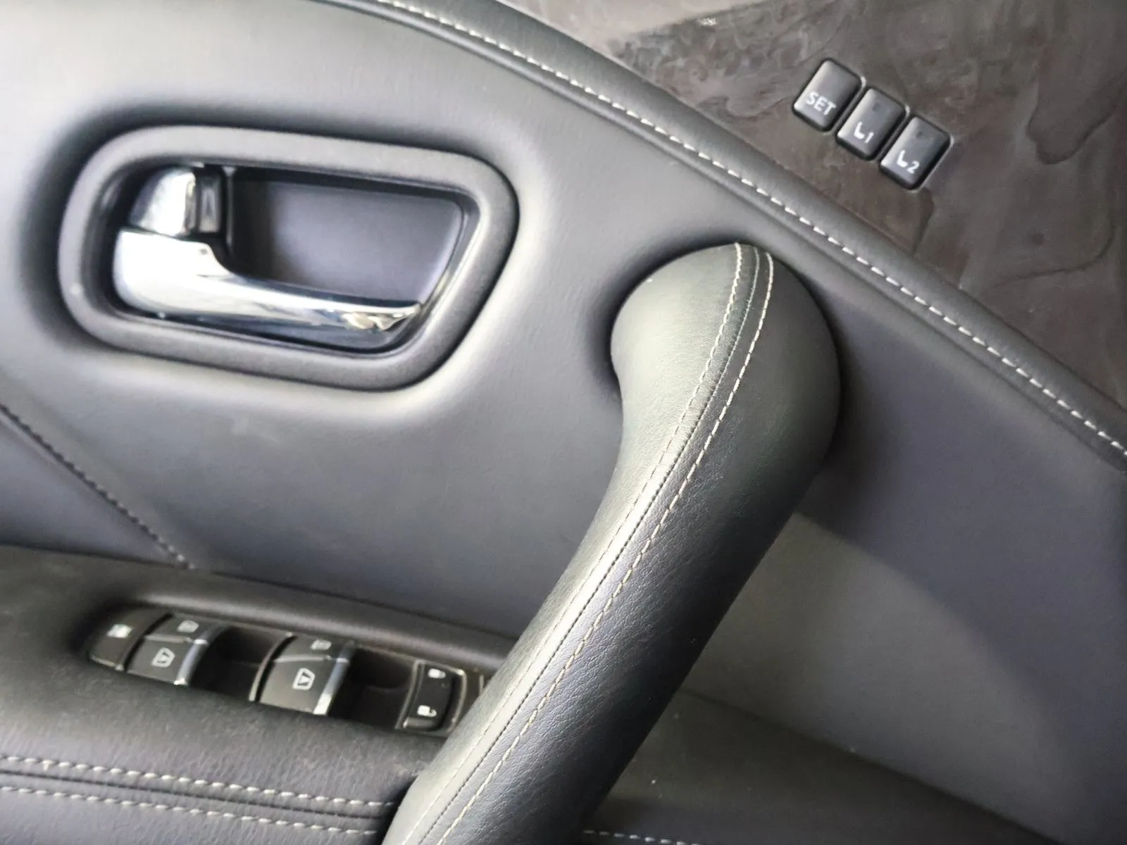 Infiniti QX80 photo 32