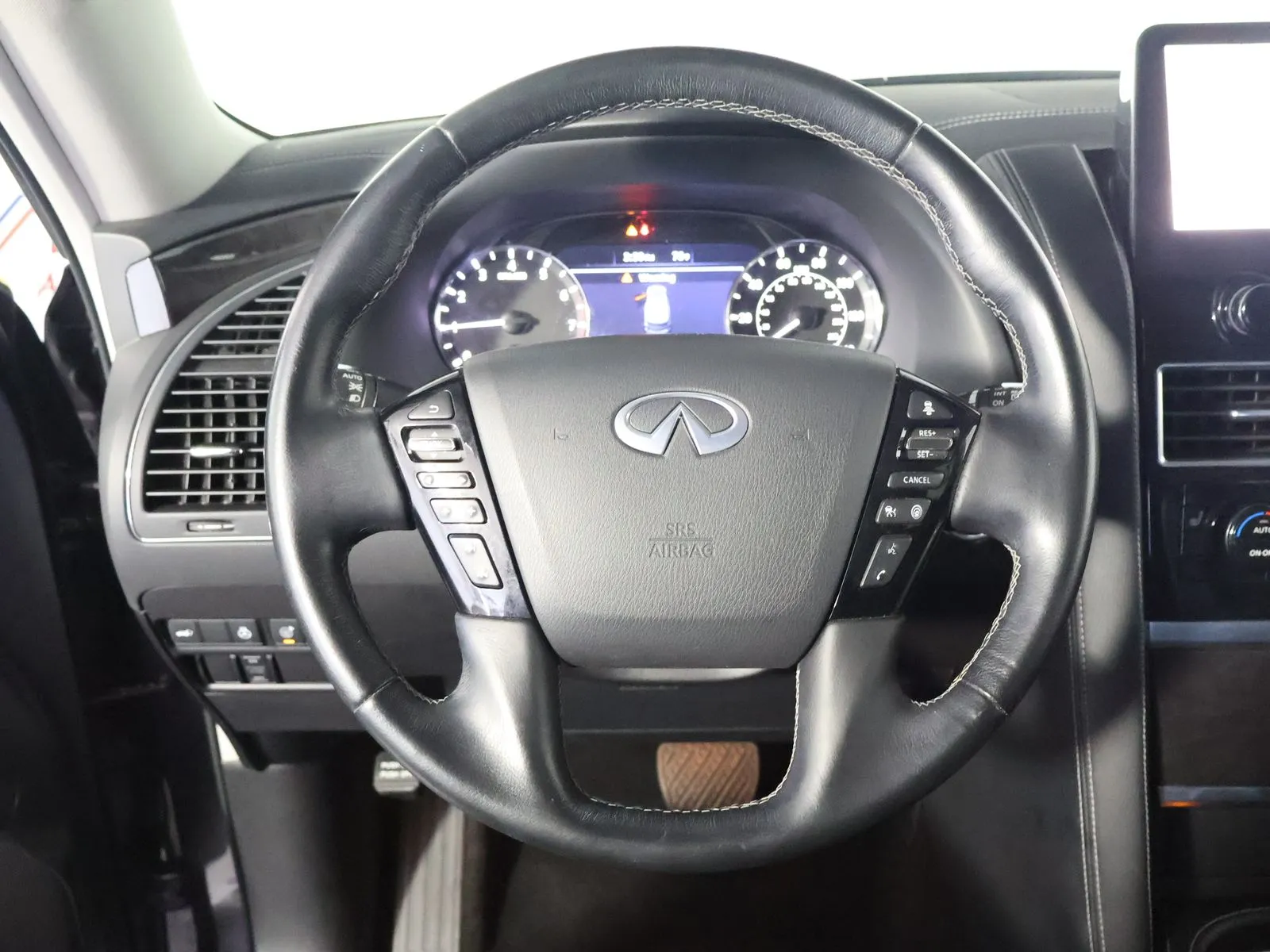 Infiniti QX80 photo 34