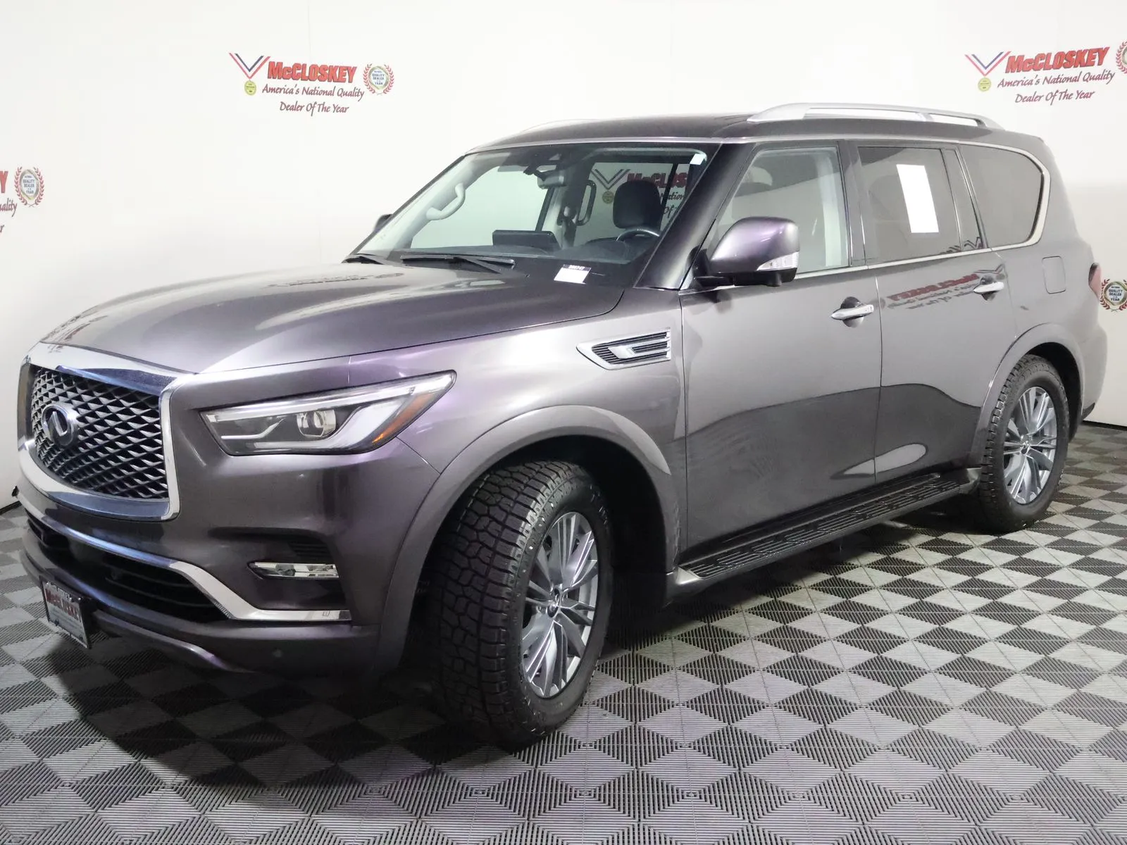 Infiniti QX80 photo 17