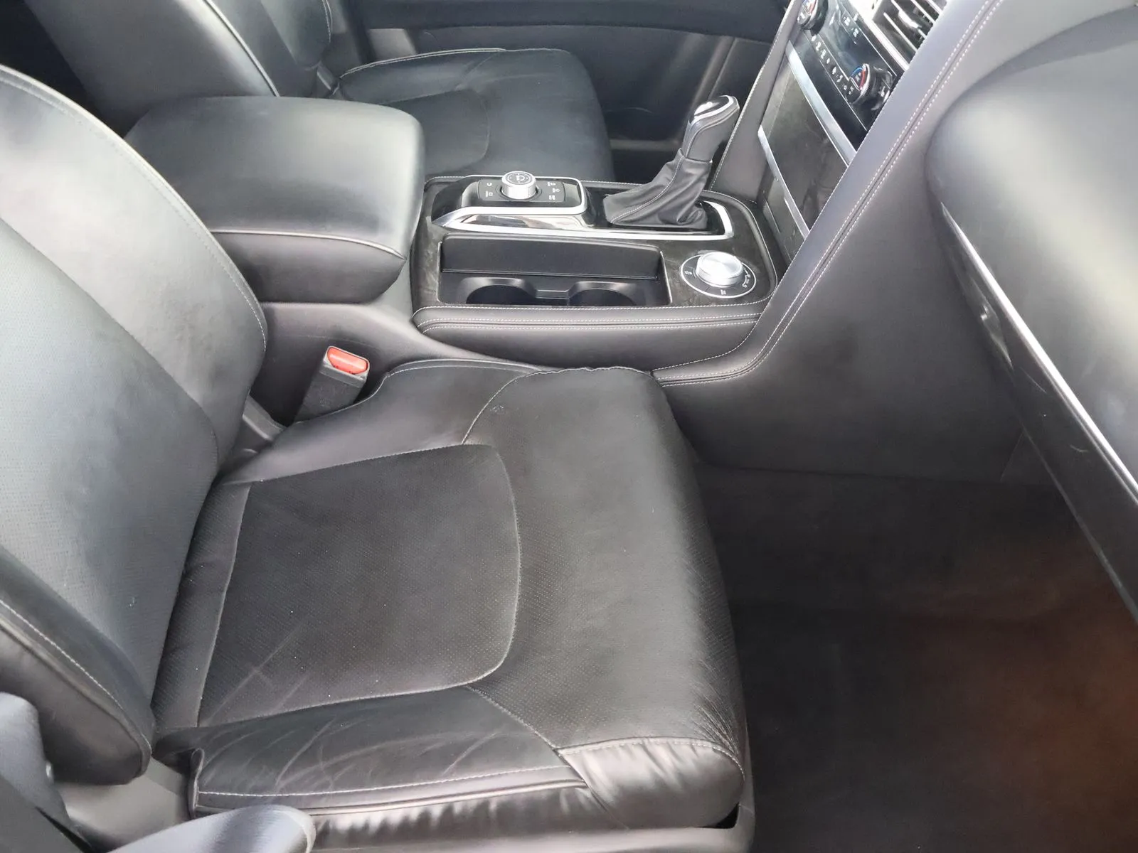 Infiniti QX80 photo 58