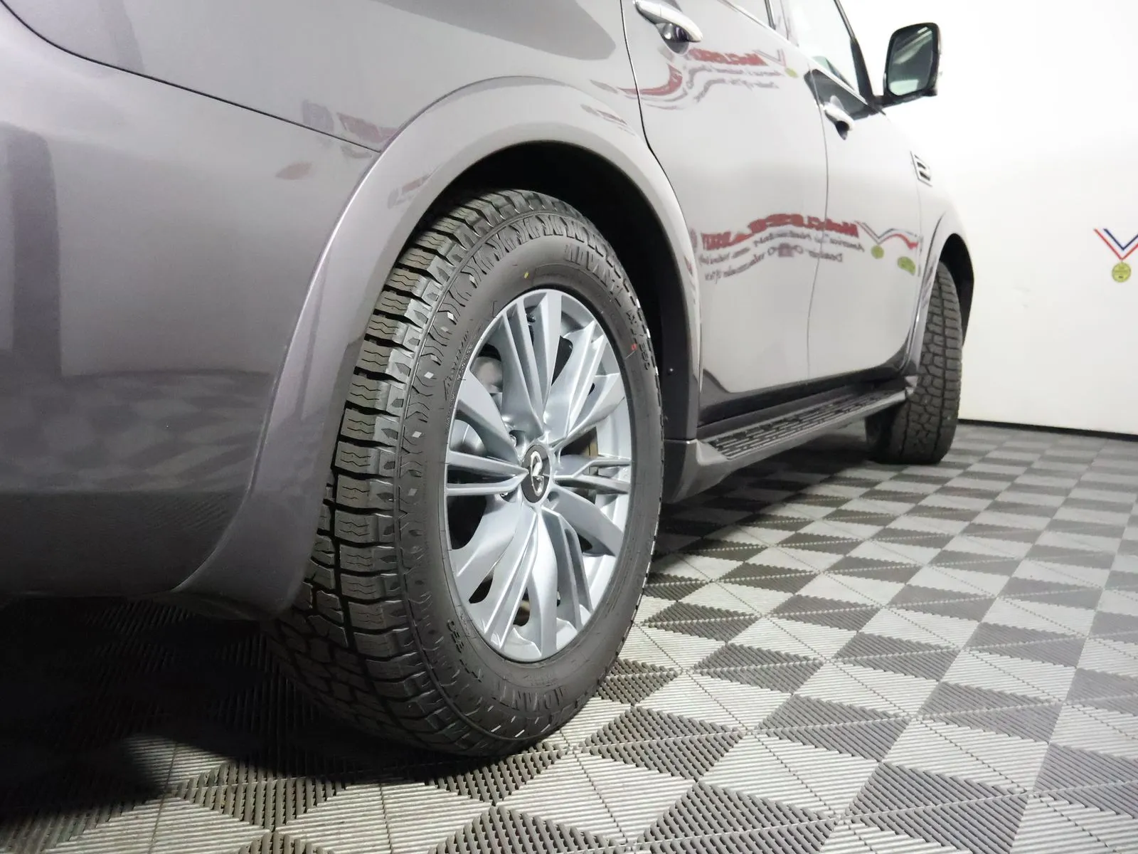 Infiniti QX80 photo 13