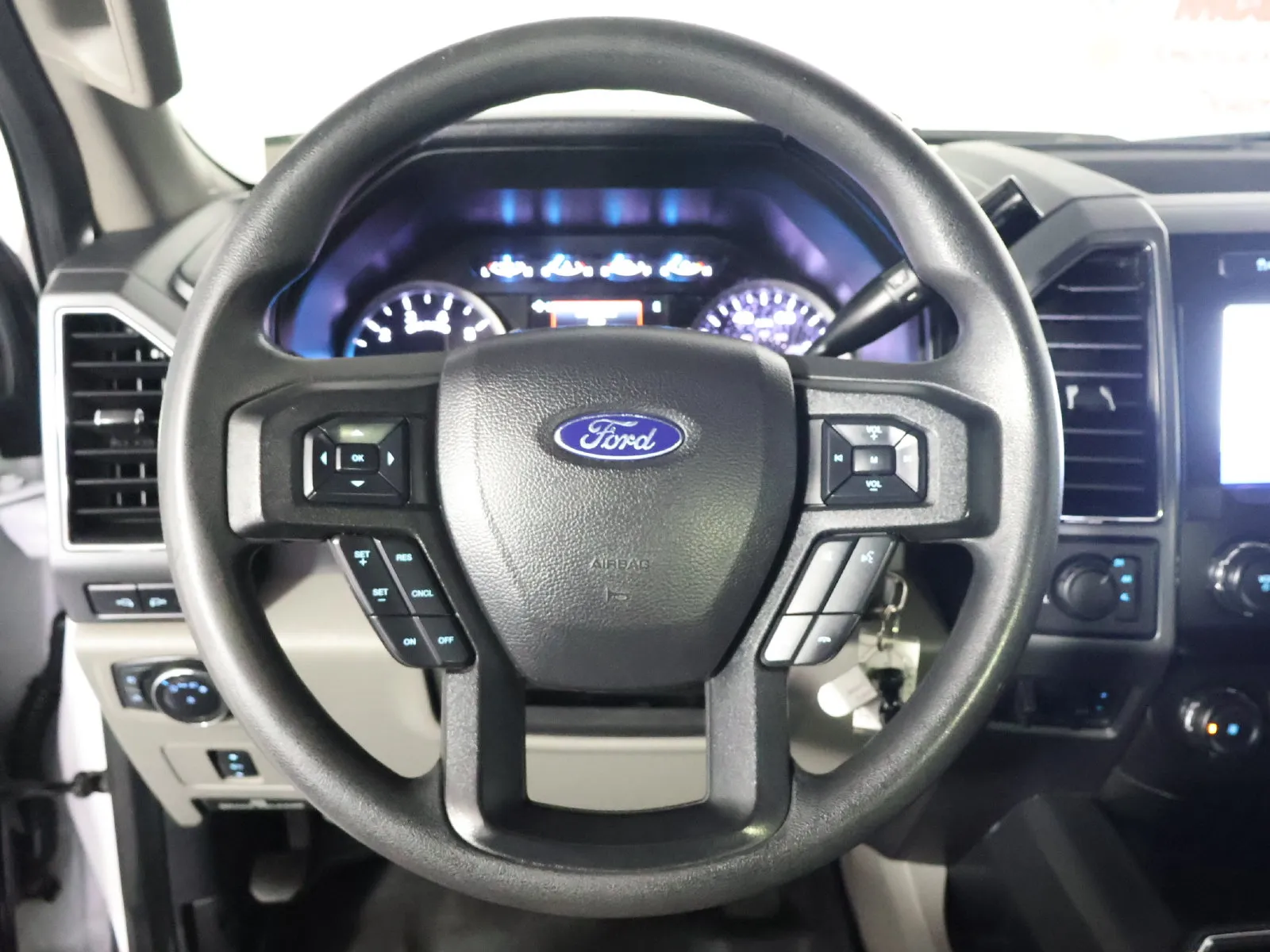 Ford F-250SD photo 32