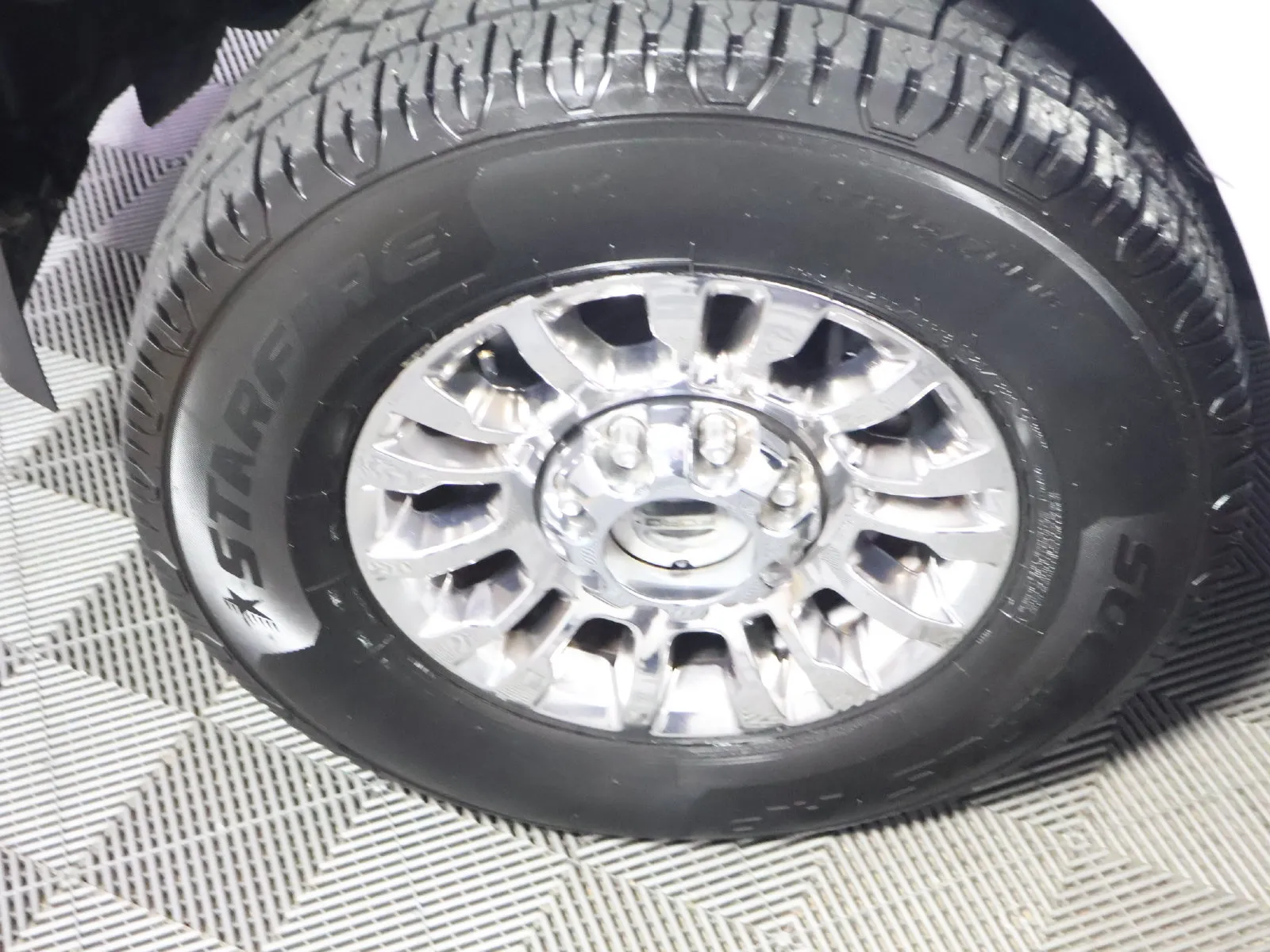 Ford F-250SD photo 18