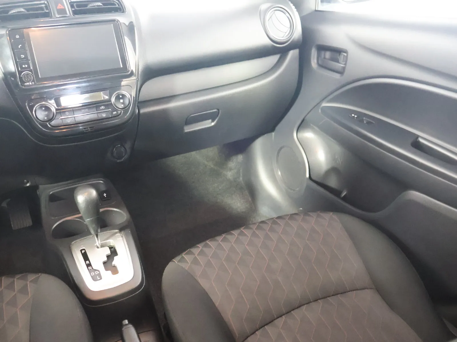 Mitsubishi Mirage photo 26