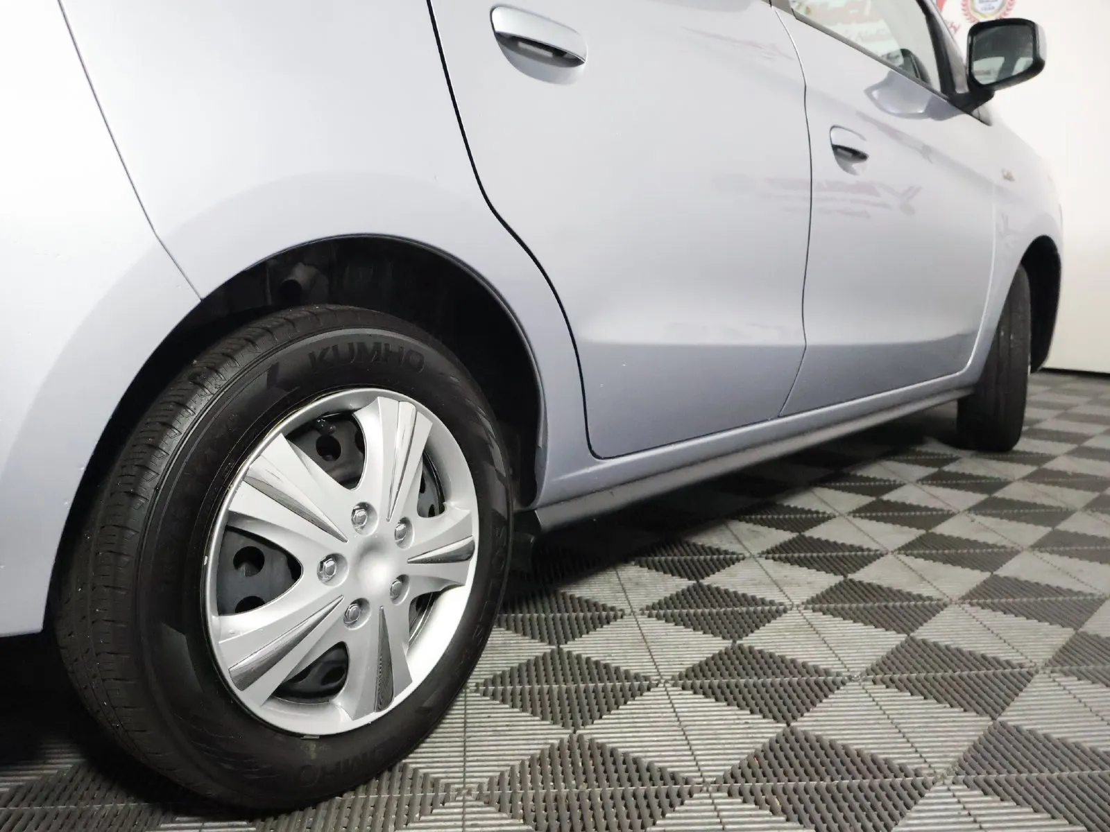 Mitsubishi Mirage photo 8