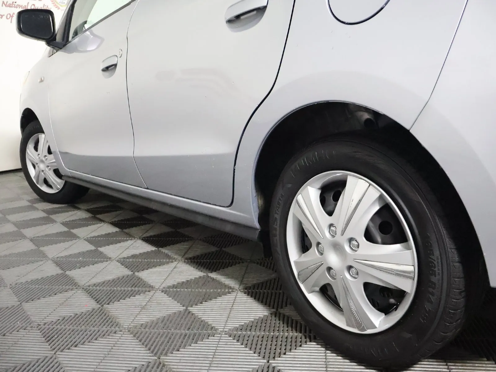 Mitsubishi Mirage photo 9