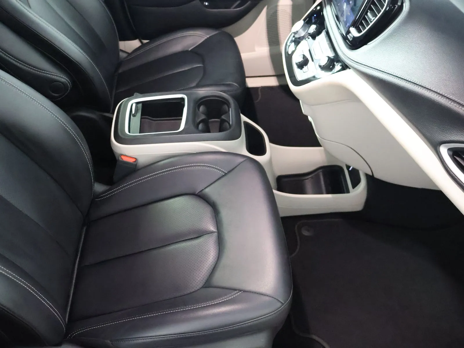 Chrysler Pacifica photo 47