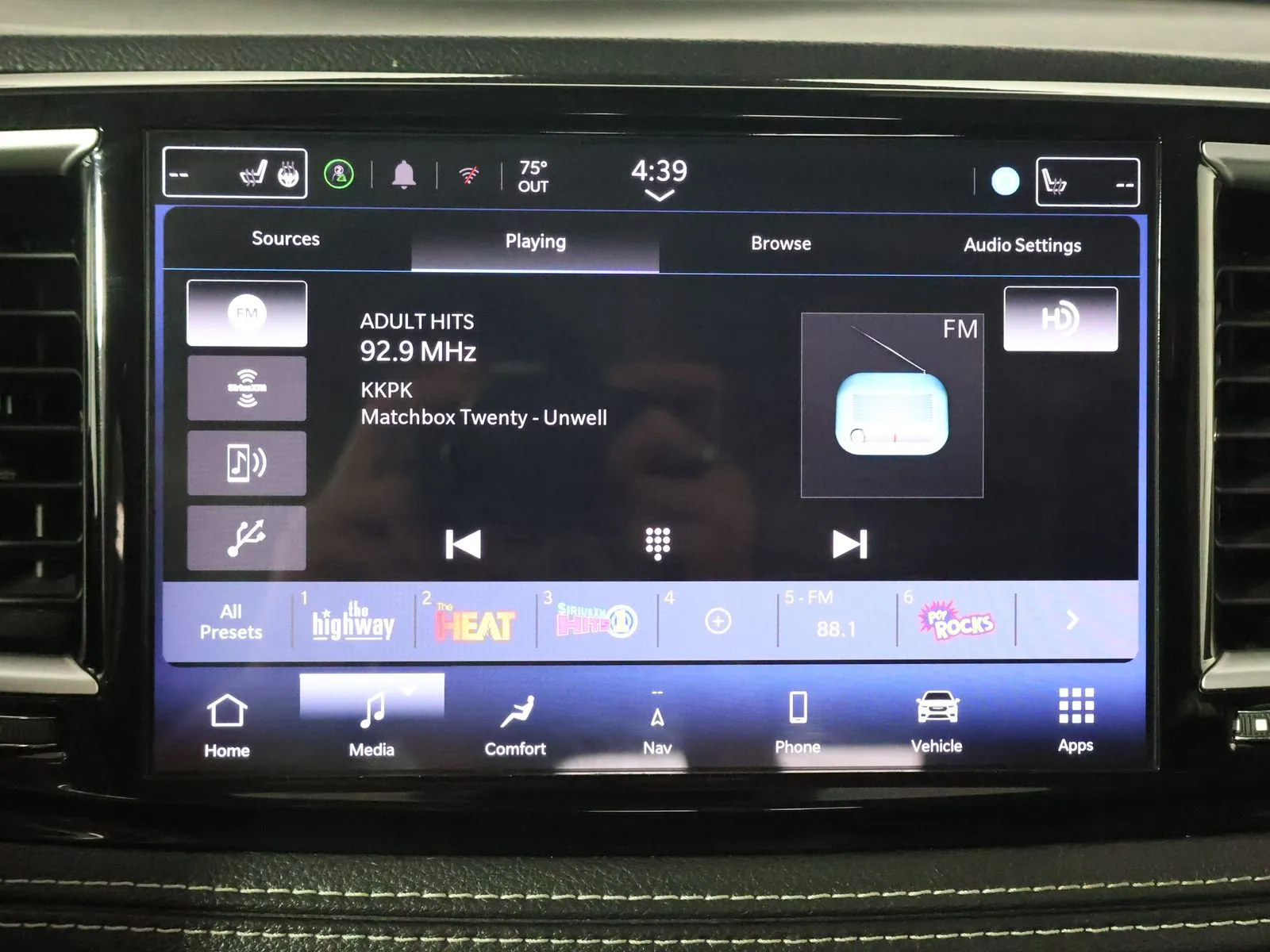 Chrysler Pacifica photo 35