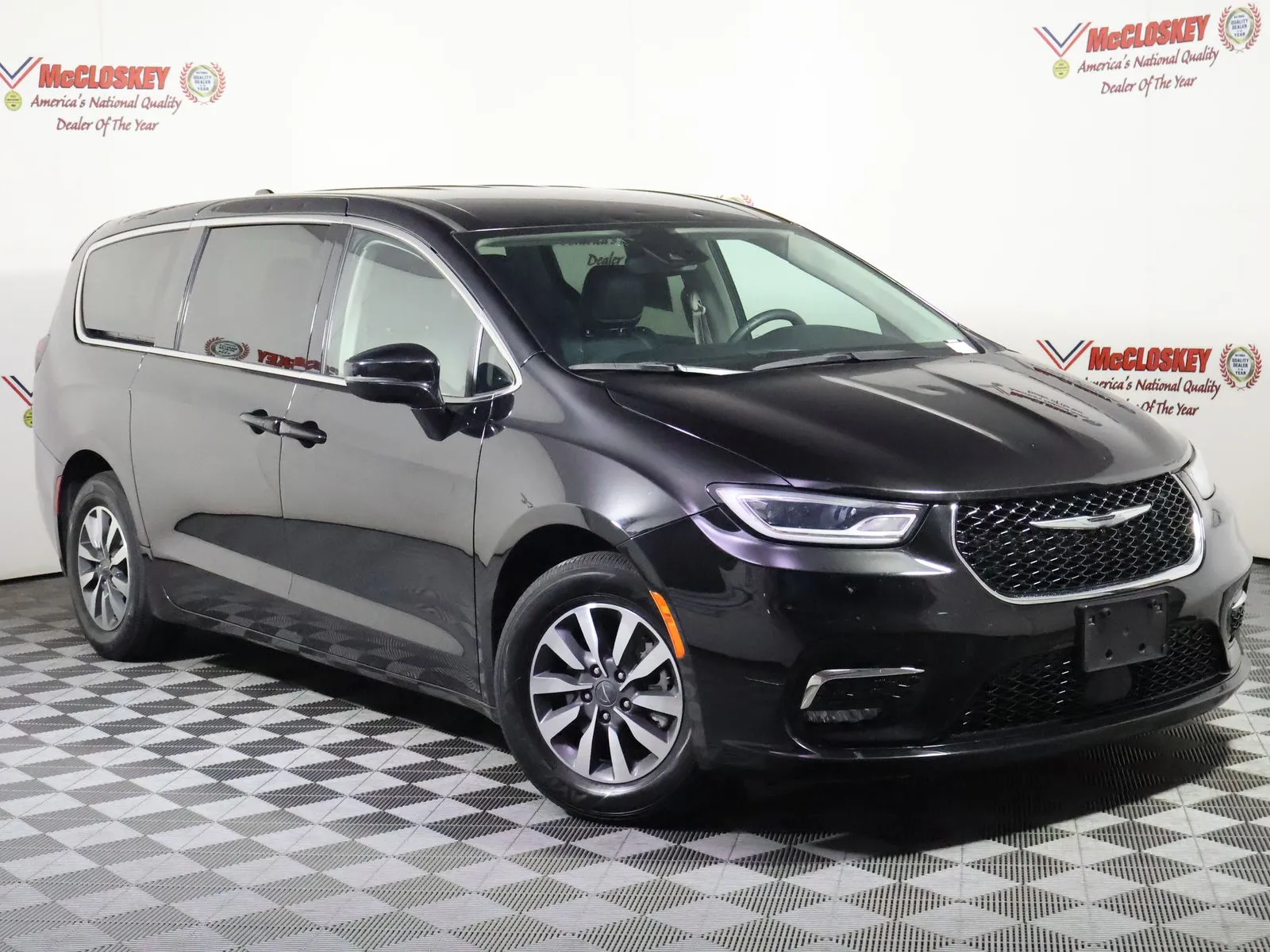 Chrysler Pacifica photo 2