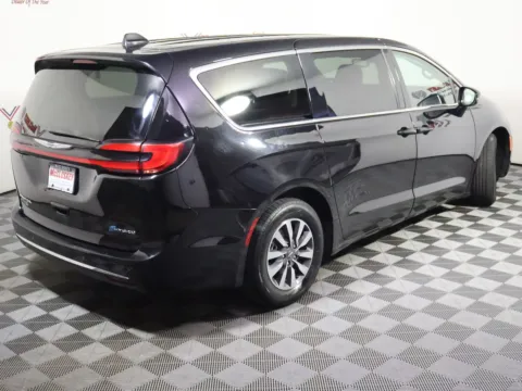 More photos of 2024 Chrysler Pacifica Hybrid Select at McCloskey Imports & 4x4s (Licensed as McCloskey Isuzu), CO