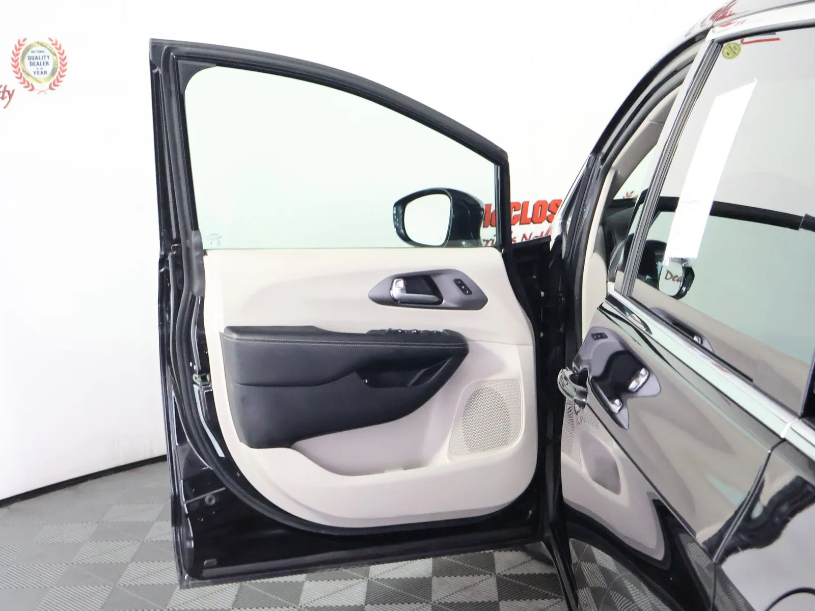 Chrysler Pacifica photo 18