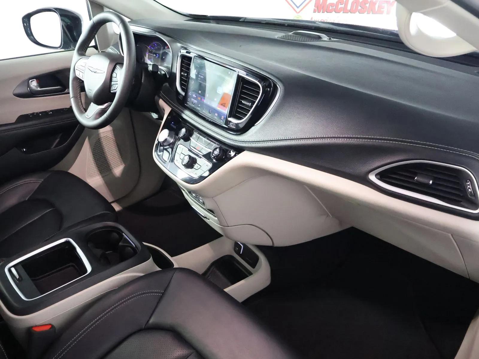 Chrysler Pacifica photo 46