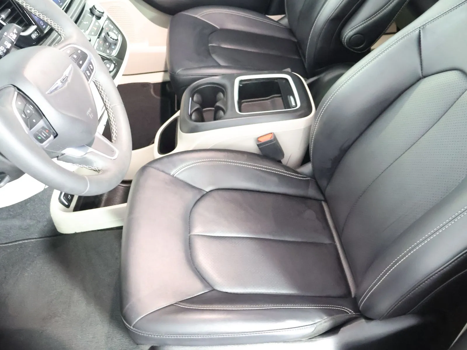 Chrysler Pacifica photo 20