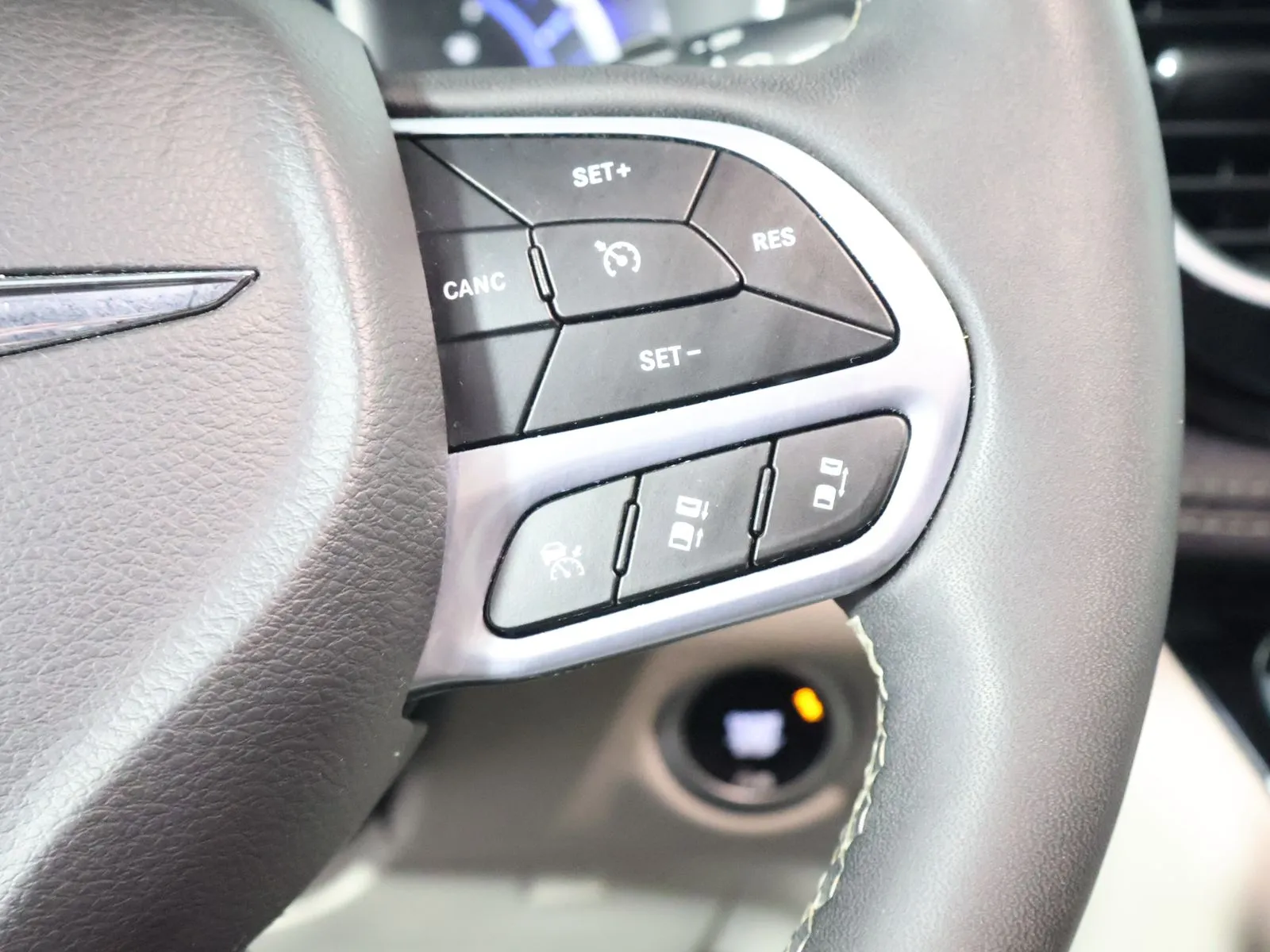 Chrysler Pacifica photo 30