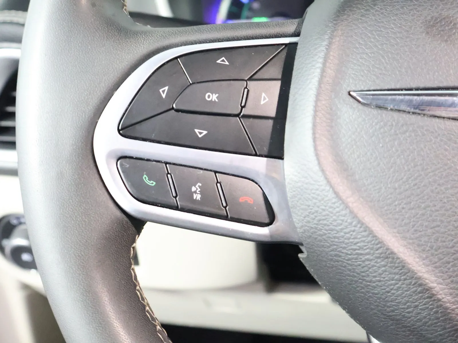 Chrysler Pacifica photo 29