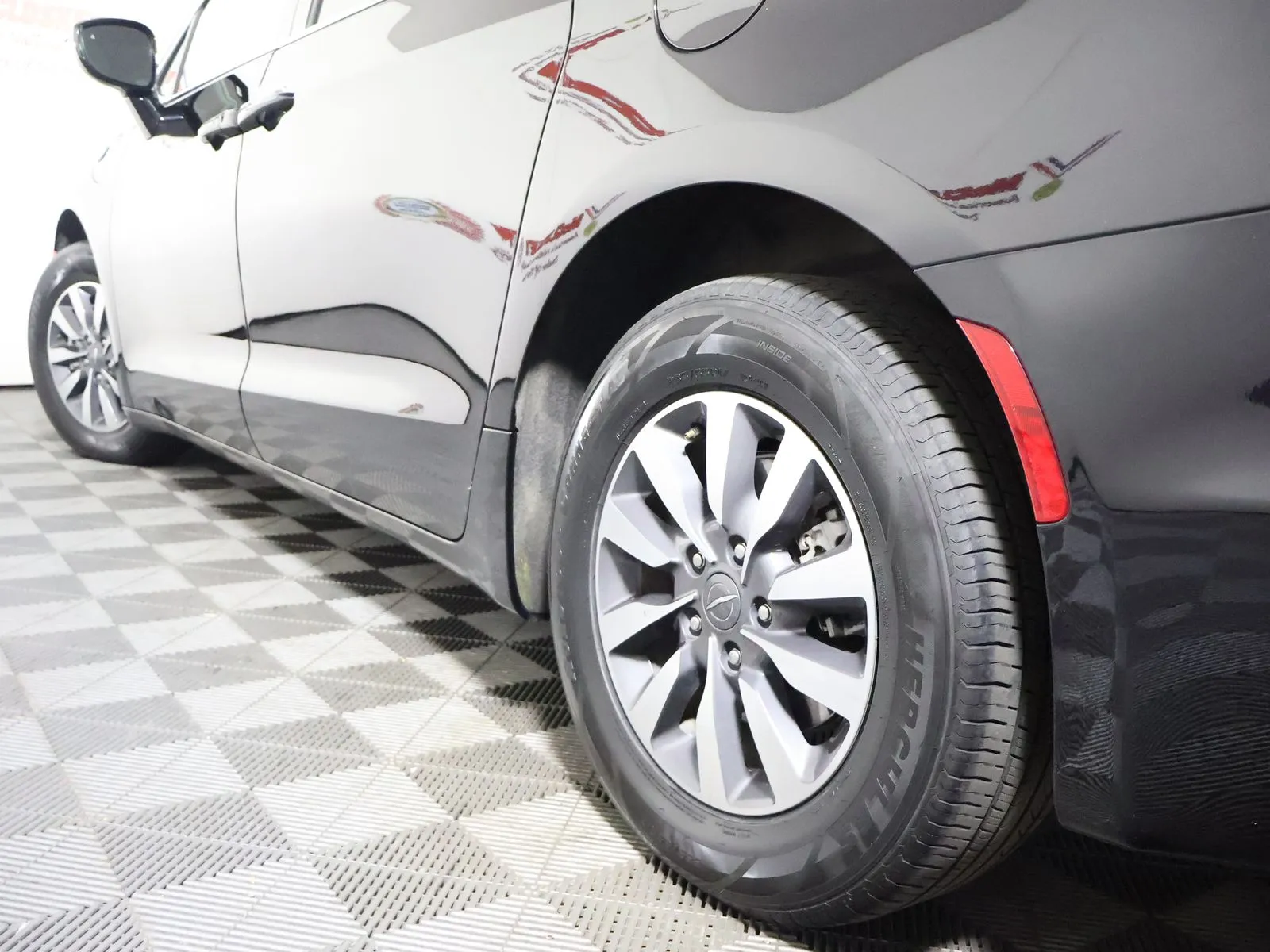 Chrysler Pacifica photo 11