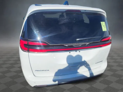 More photos of 2027 Chrysler Pacifica Limited at McCloskey Imports & 4x4s (Licensed as McCloskey Isuzu), CO
