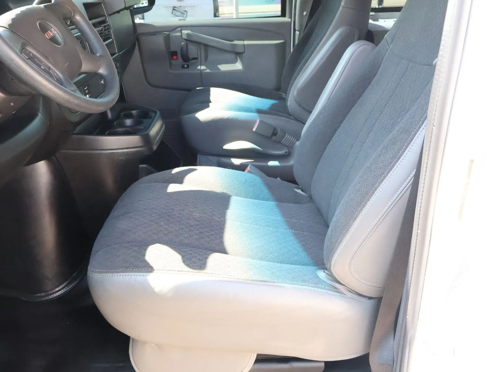 GMC Savana photo 33