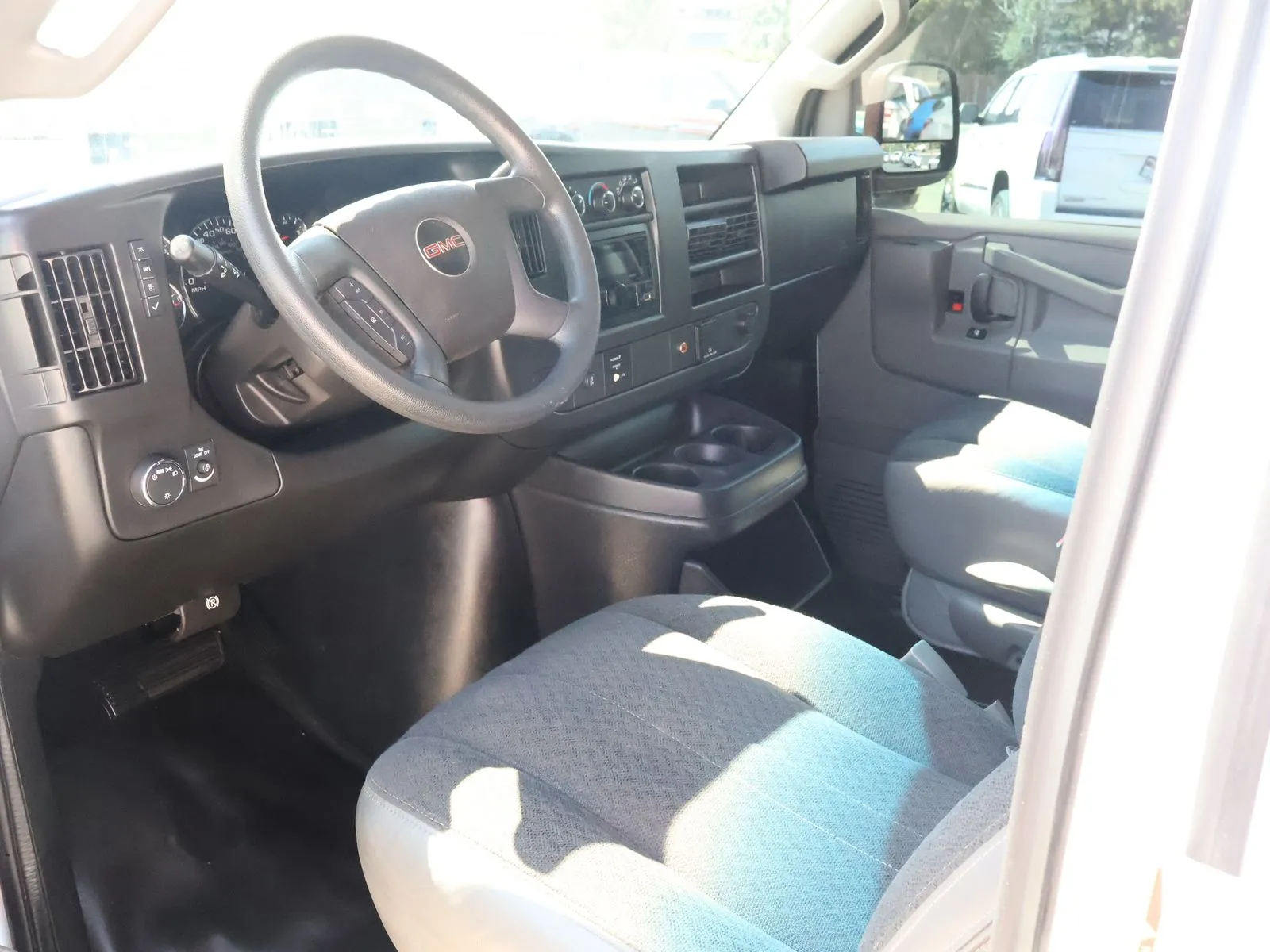 GMC Savana photo 32