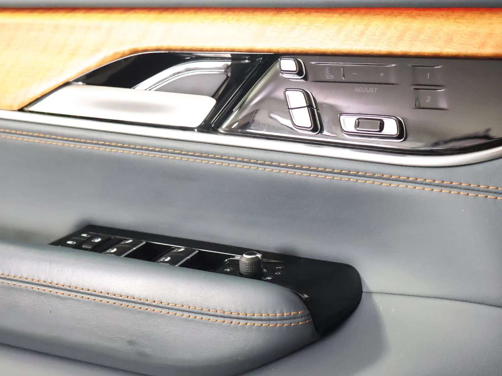 Jeep Grand Wagoneer photo 23