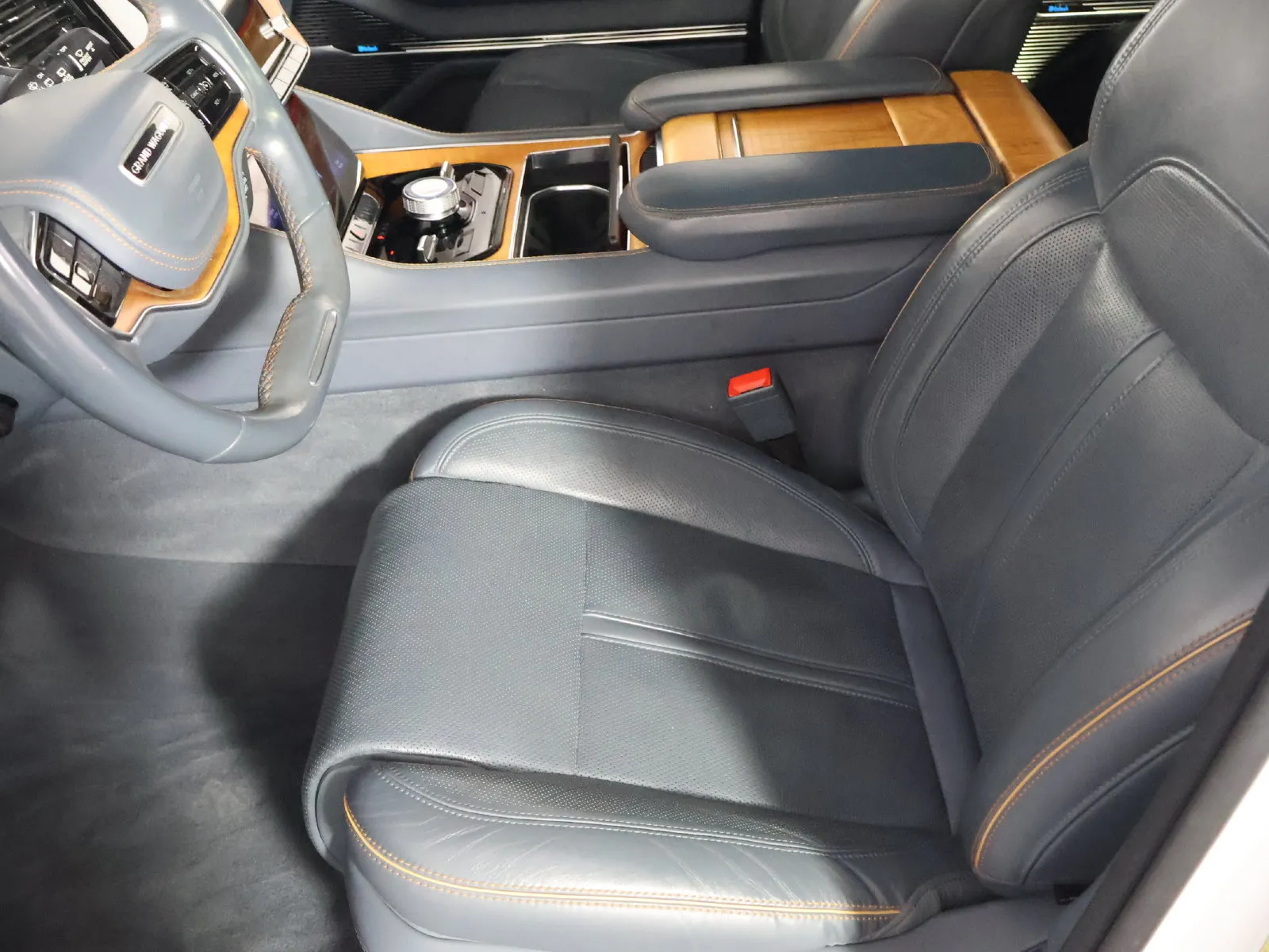 Jeep Grand Wagoneer photo 41