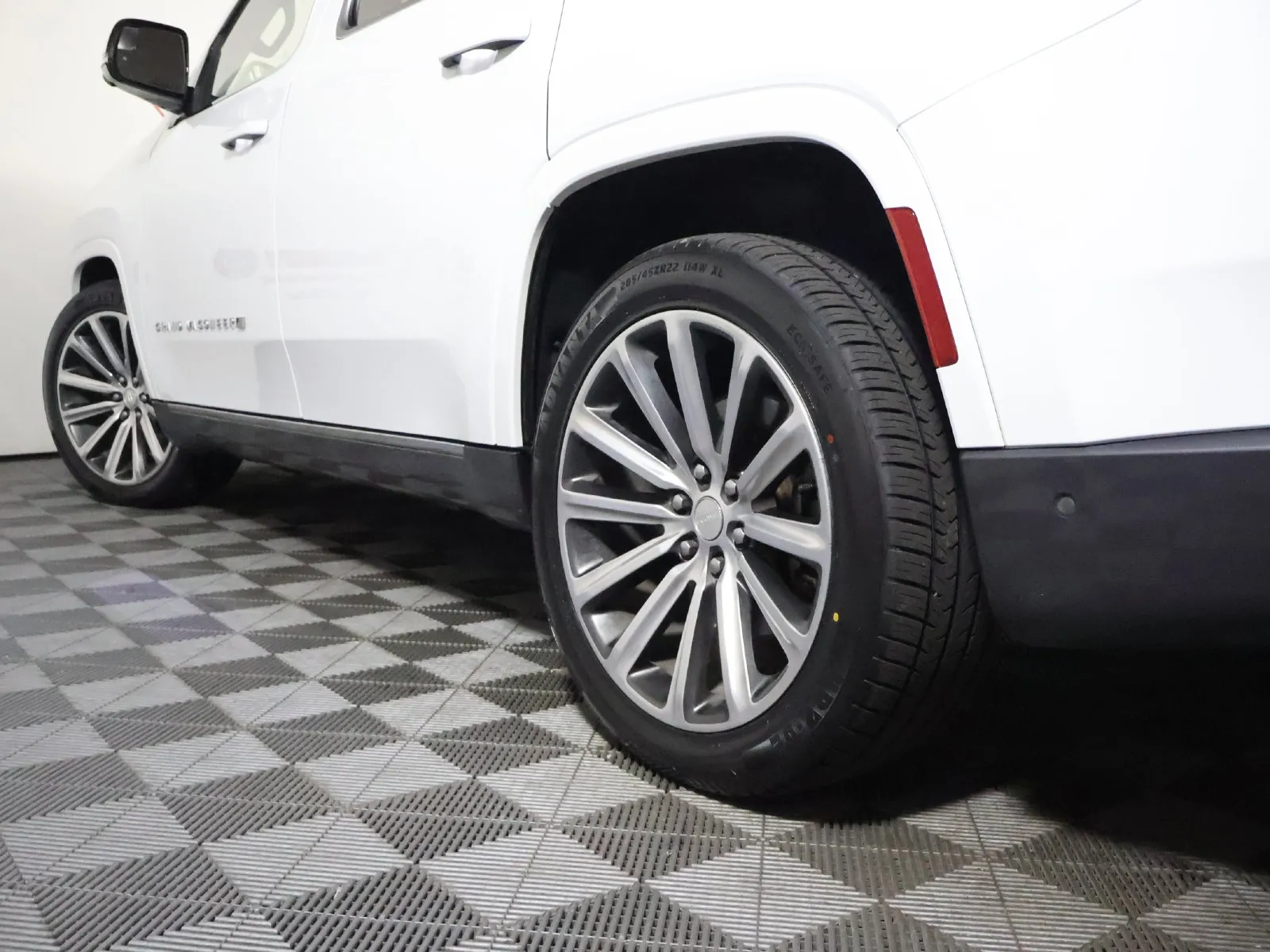 Jeep Grand Wagoneer photo 12