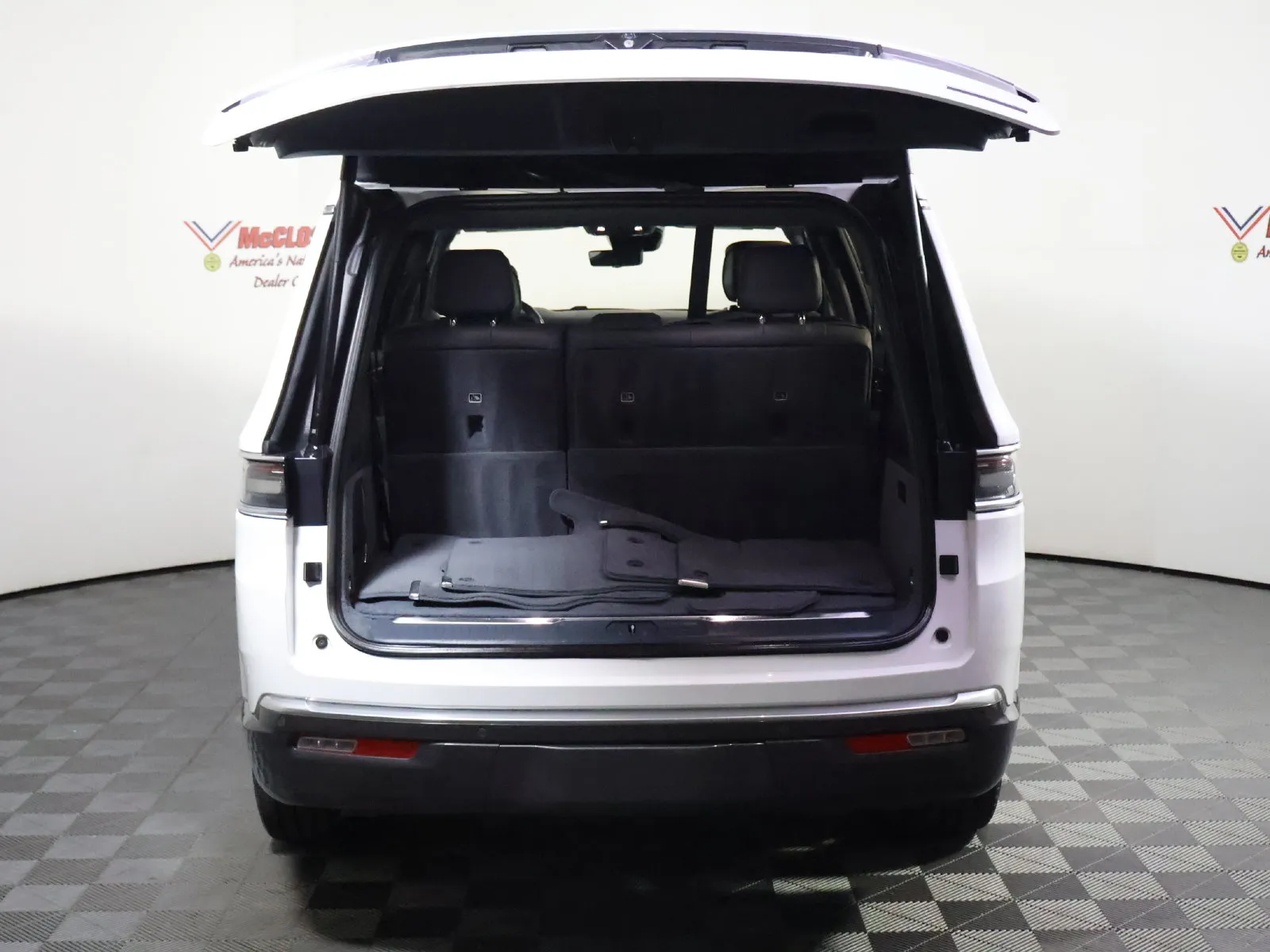 Jeep Grand Wagoneer photo 9