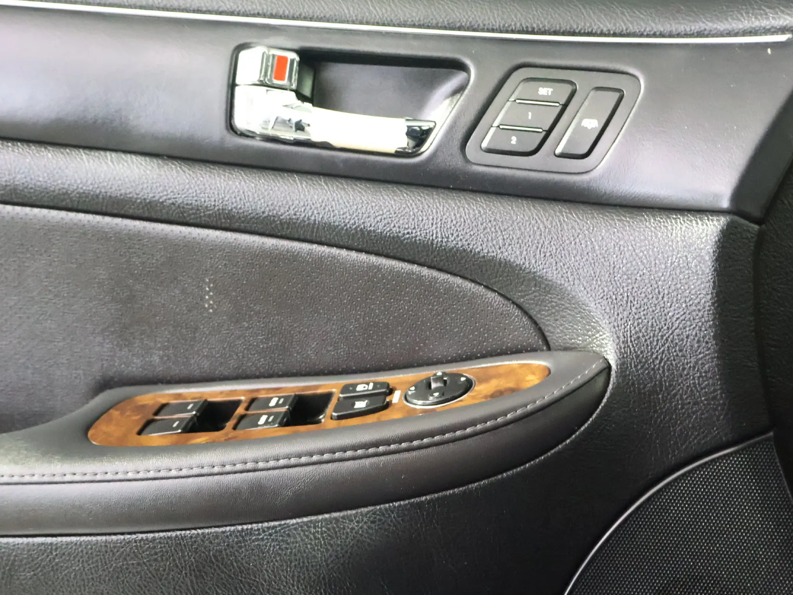 Hyundai Genesis photo 26
