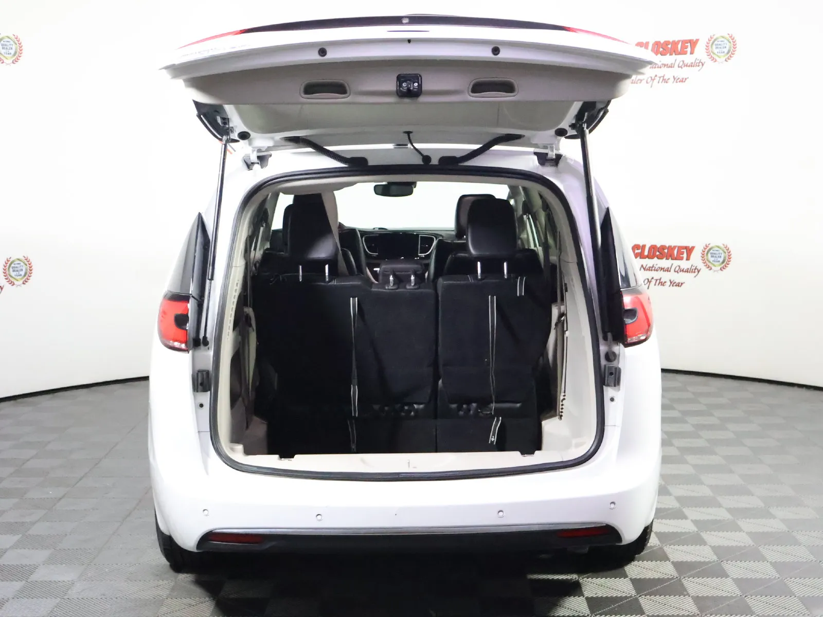 Chrysler Pacifica photo 10