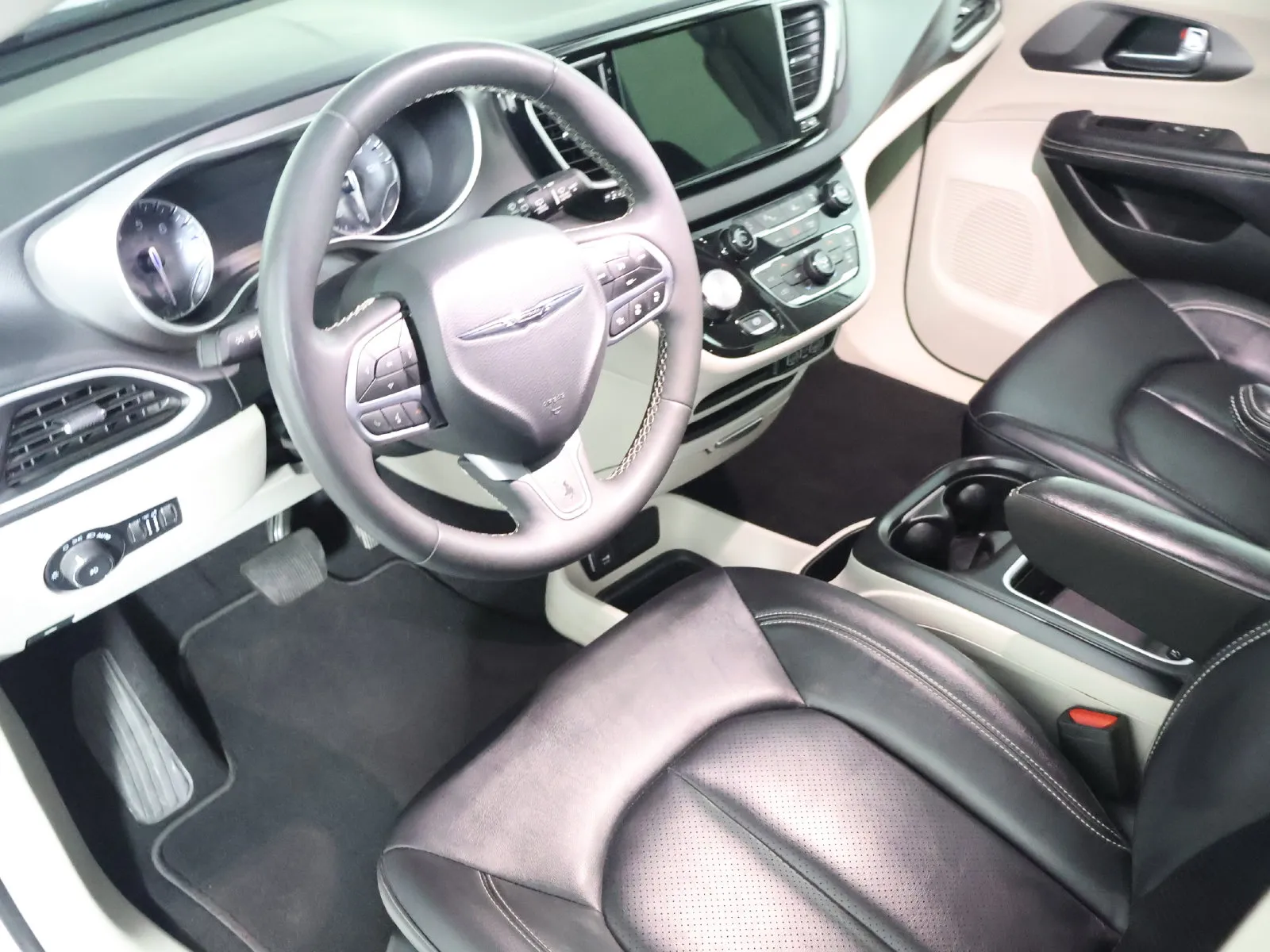 Chrysler Pacifica photo 24