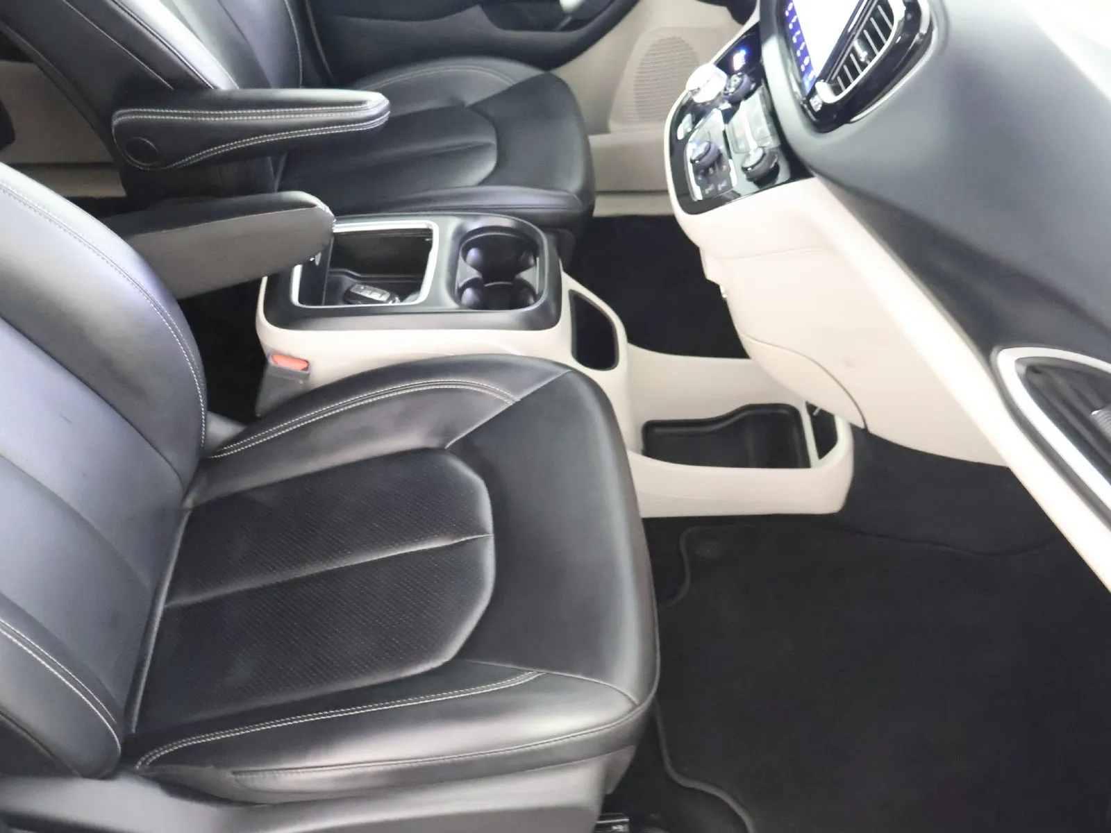 Chrysler Pacifica photo 52