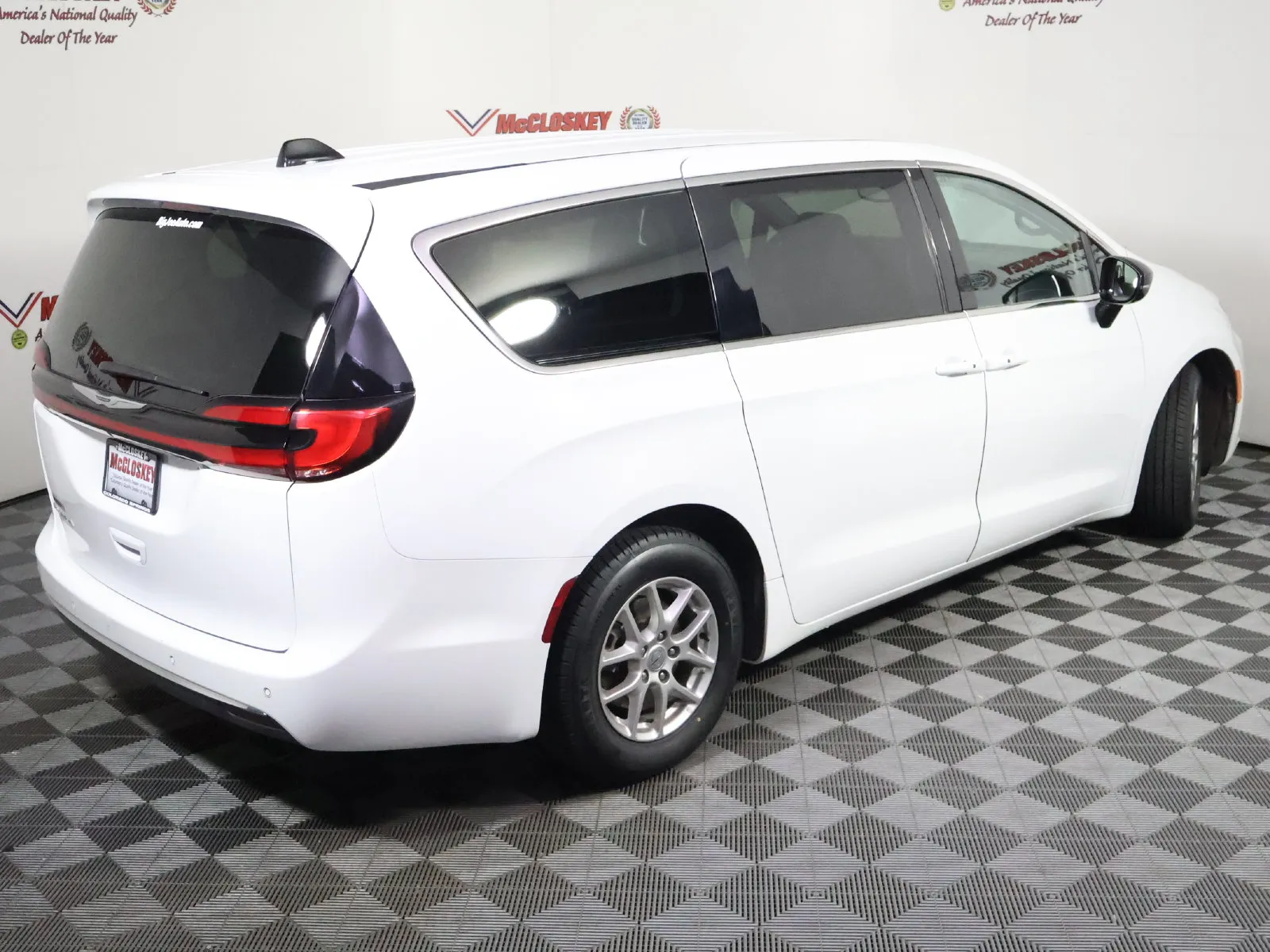 Chrysler Pacifica photo 4