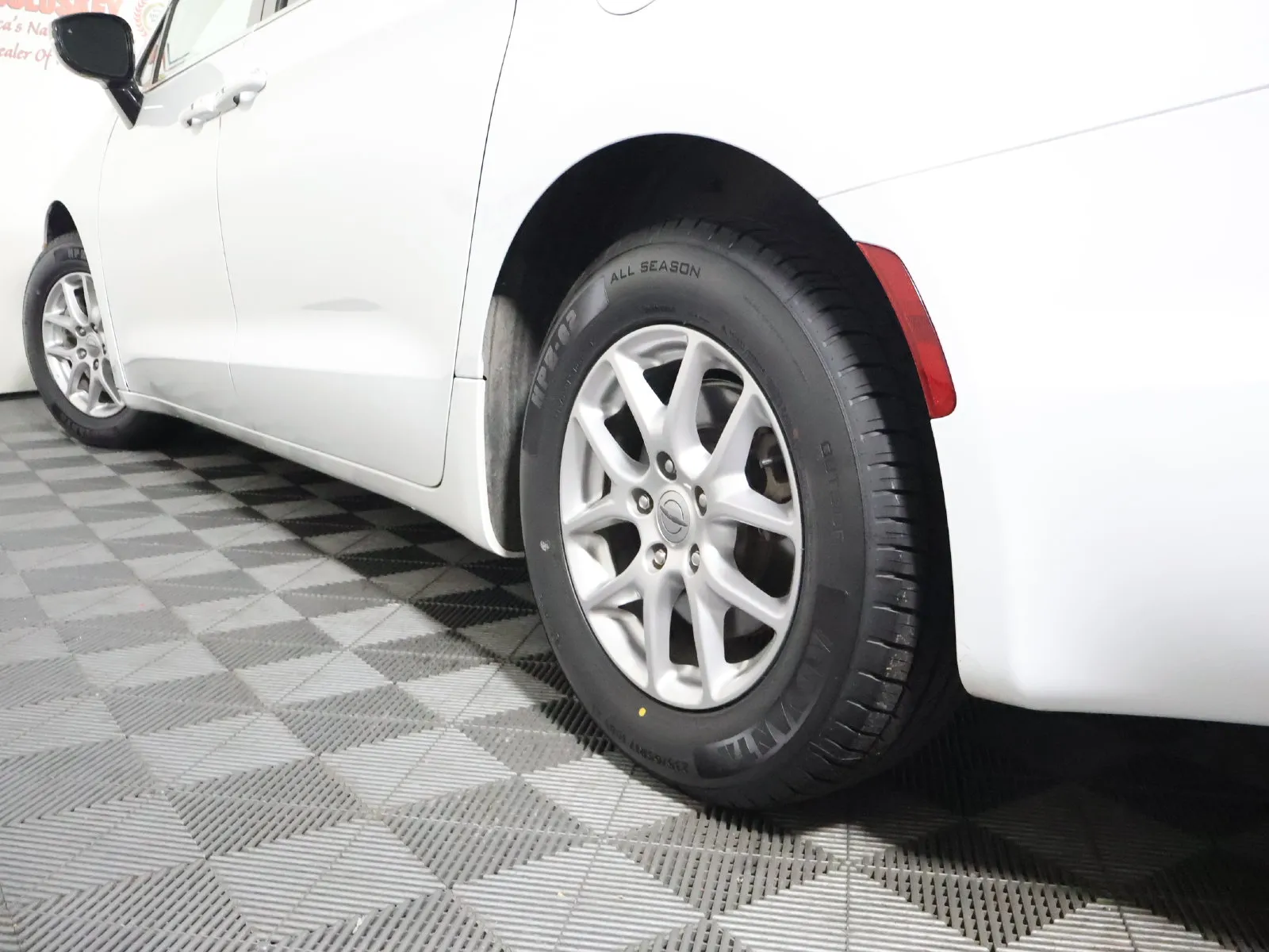 Chrysler Pacifica photo 13